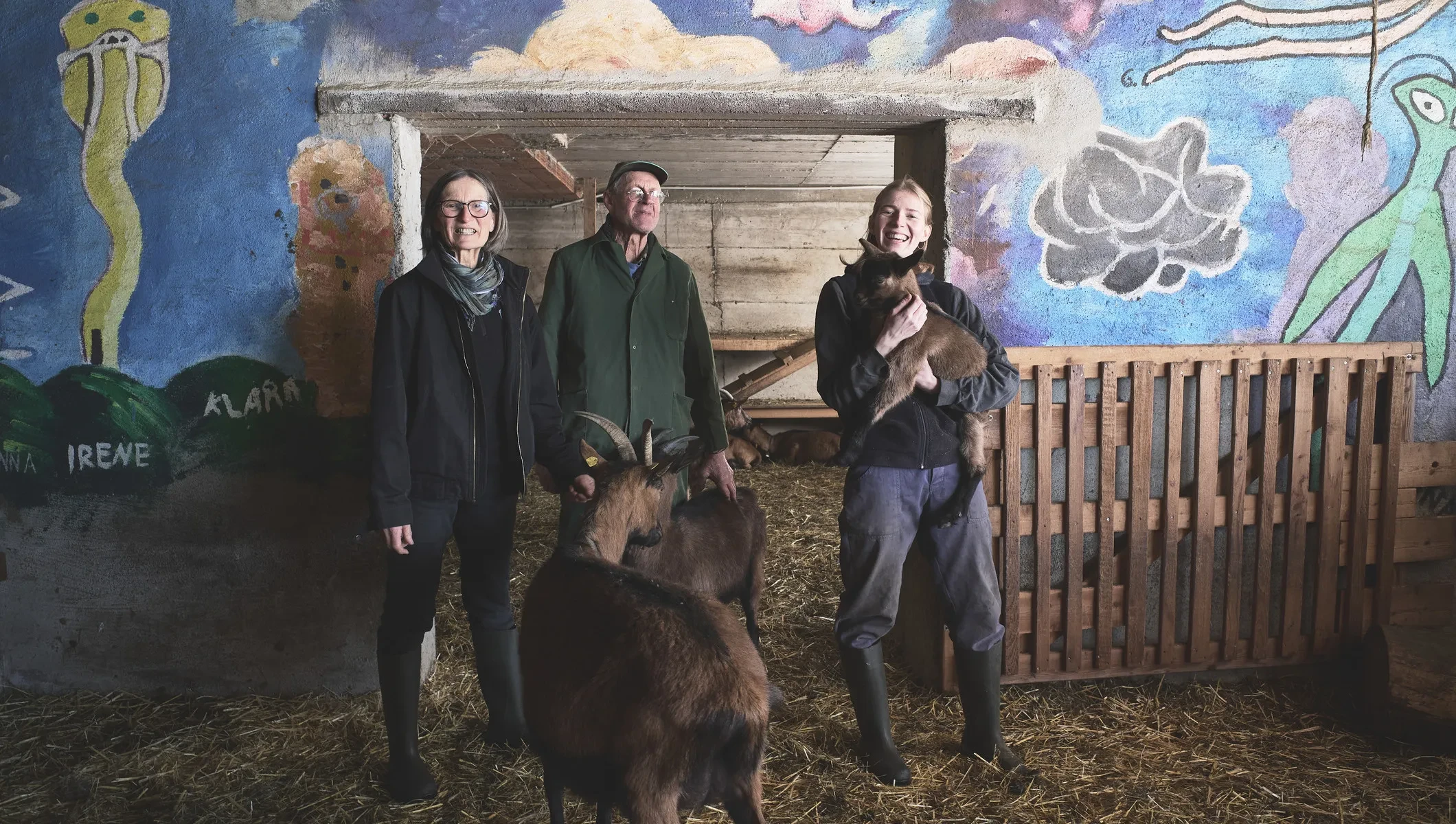 Familie Naynar im kunstvoll gestalteten Stall des Hiasnhof