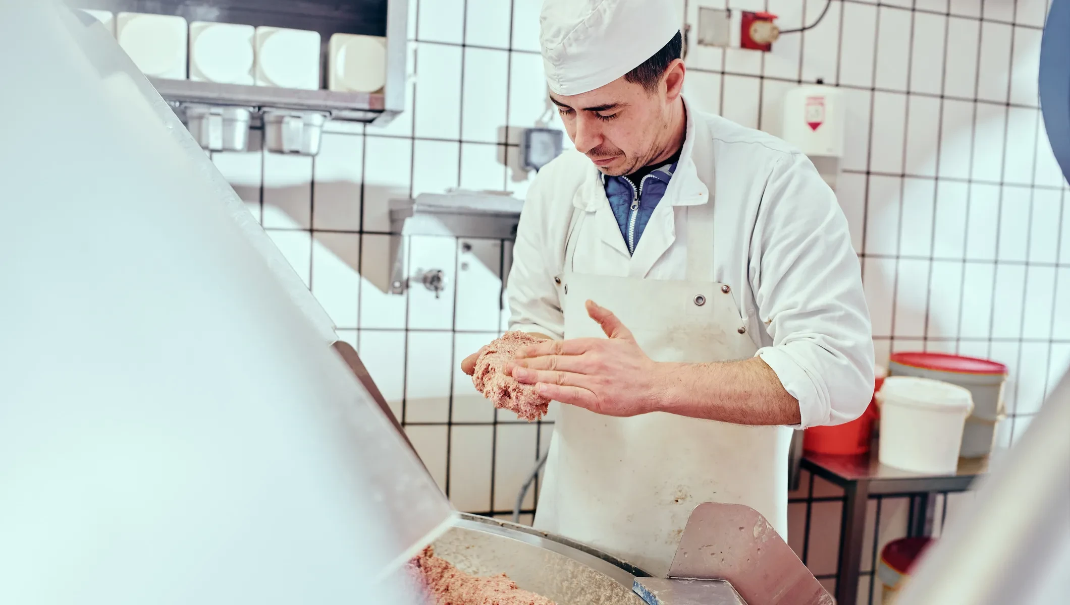 Metzger bei der Arbeit in der Metzgerei Wimmer