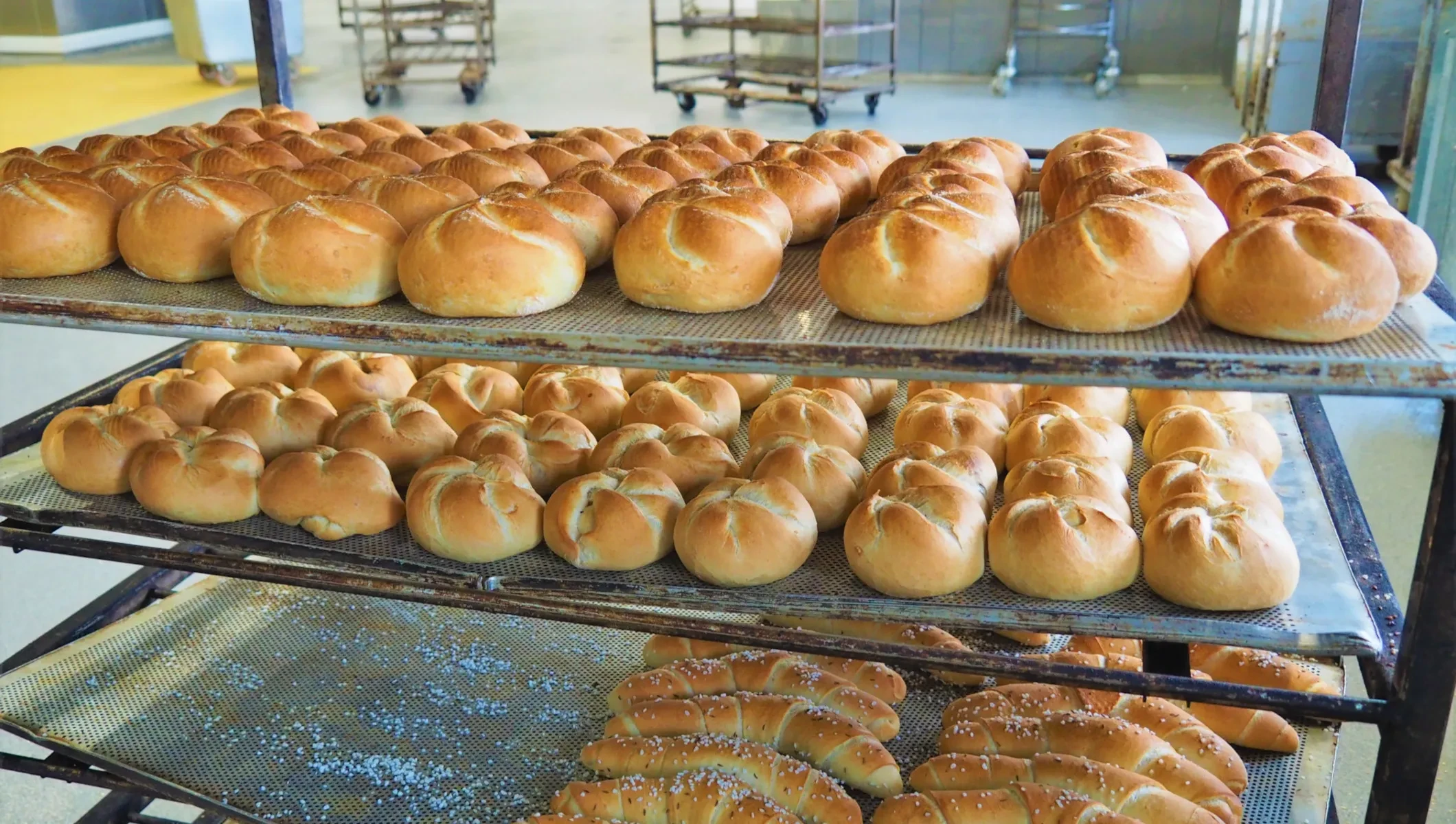 Bäckerei Pföß_Semmerl und Salzstangerl zum Abkühlen am Wagen