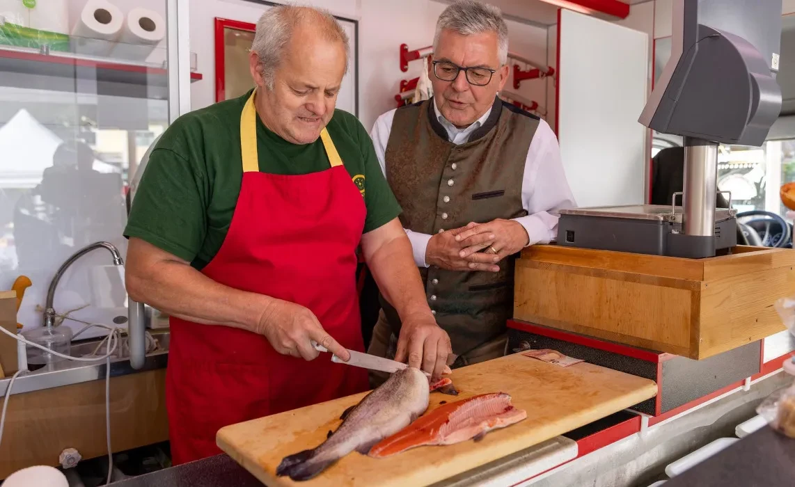 Wochenmarkt Altenmarkt_Landesrat Schwaiger am Fischkönig-Stand