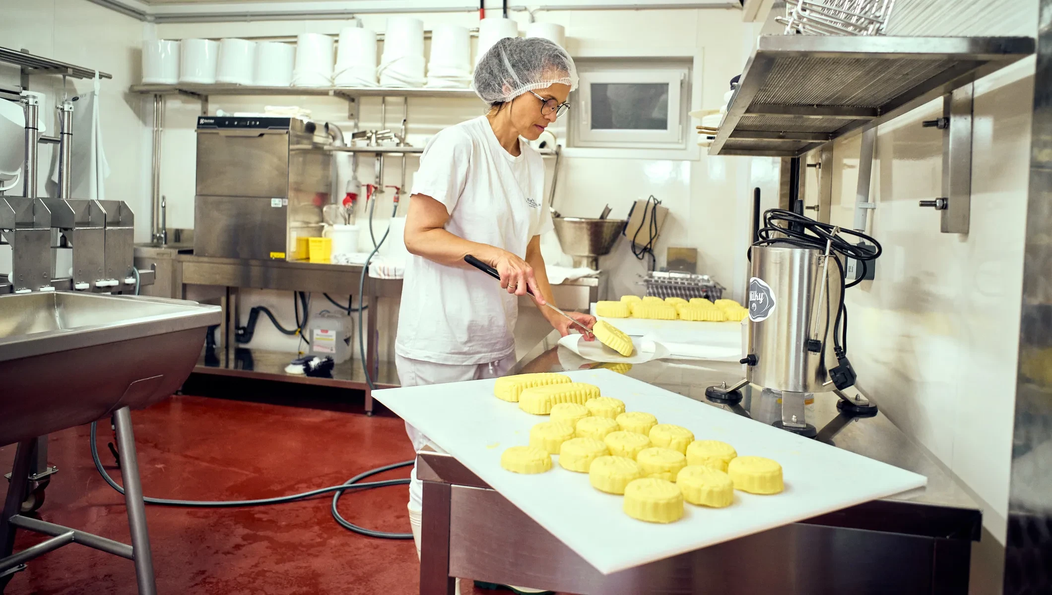 Moosalm_Melanie Schlick beim Butterherstellen