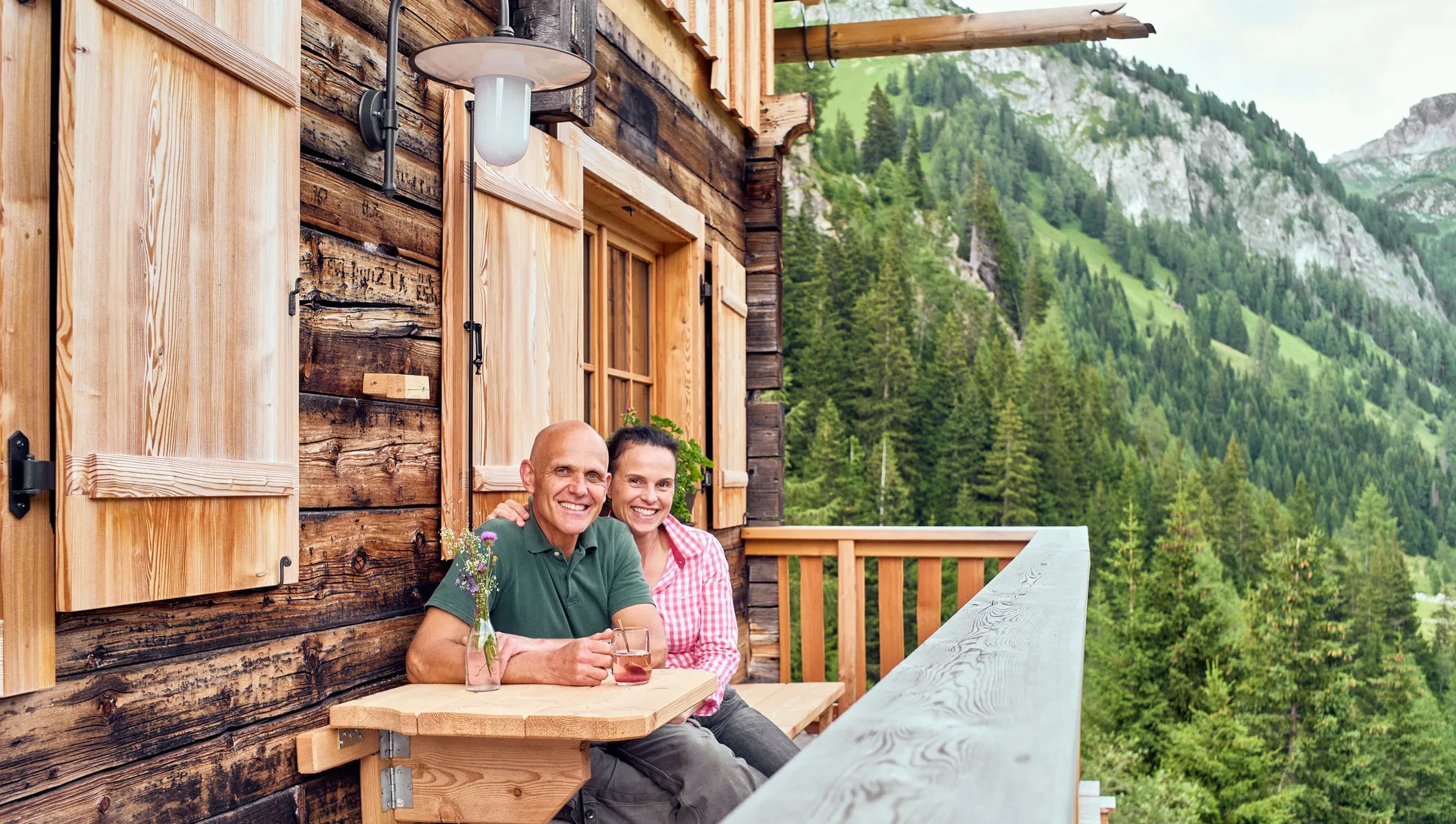 Moosalm_Riedingtal_Melanie und Edi Schlick am Balkon ihrer Moosalm