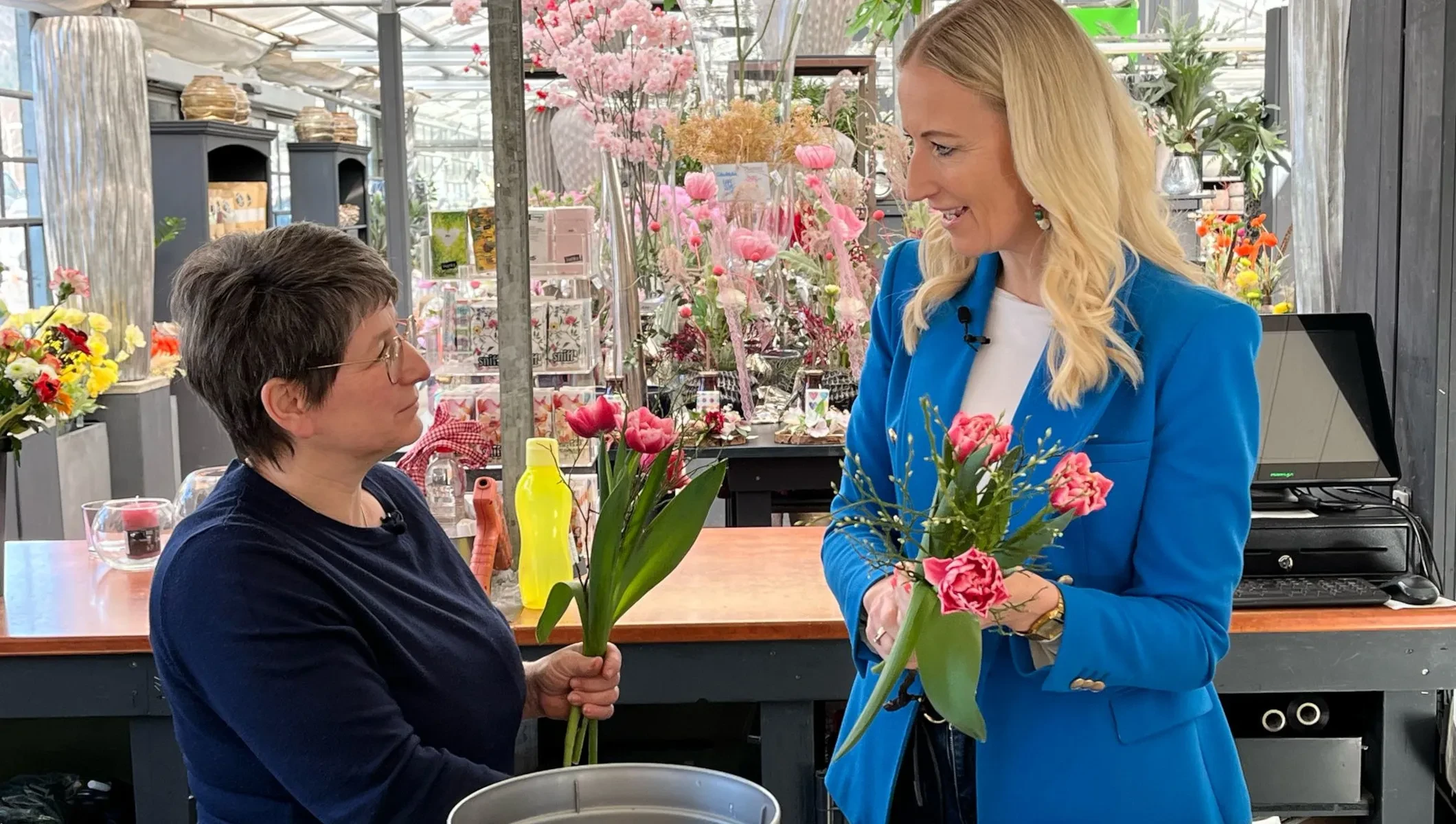 Salzburg schmeckt auf RTS März 25_Angeliak Pehab beim Blumenbinden mit Monika Plattner