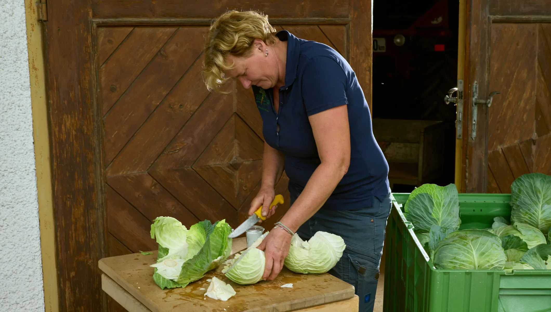 Maria Putzhammer beim Krautschneiden