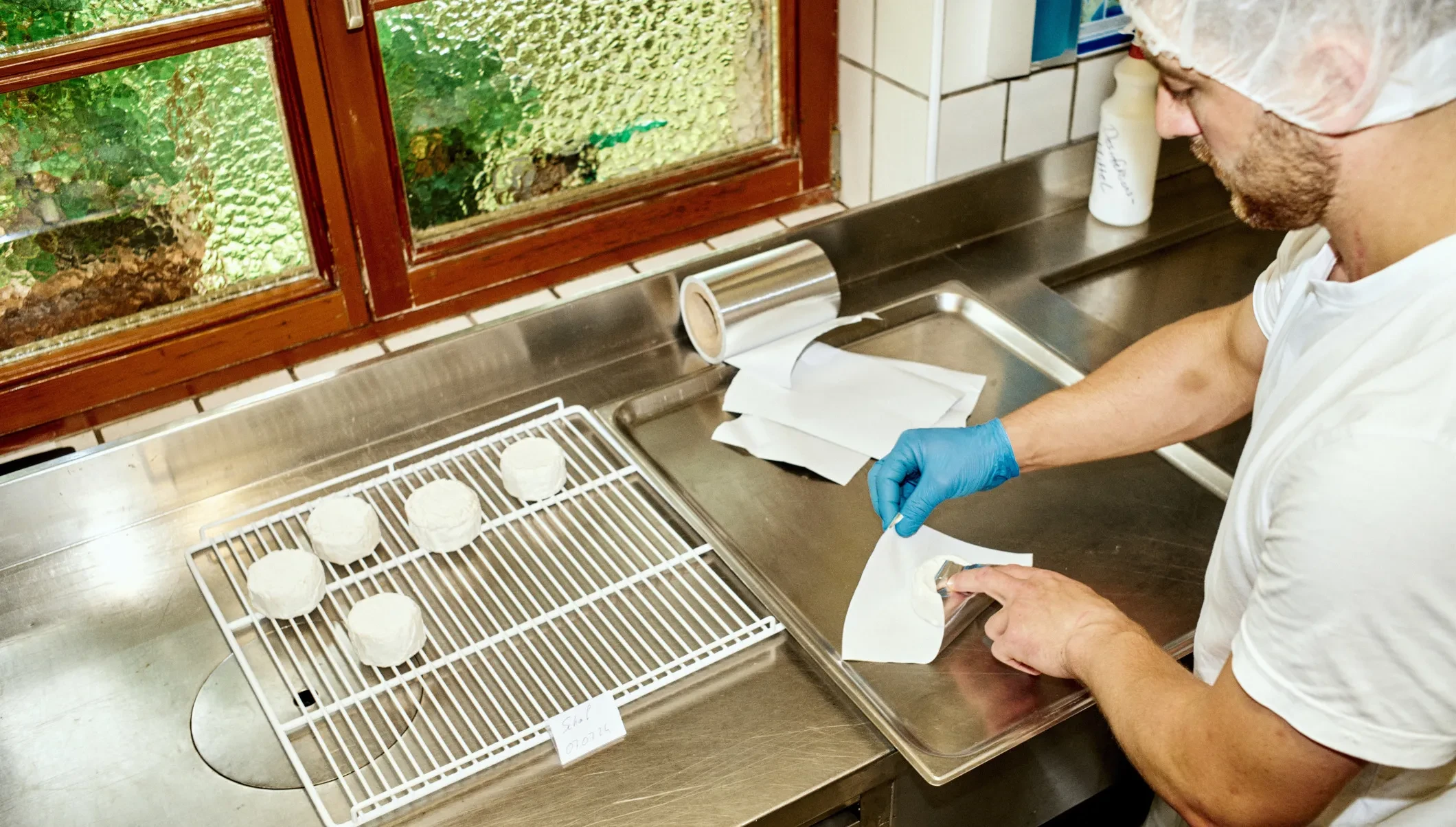 Trimmingerhof_Stefan Hötzer beim Verpacken des Frischkäses.