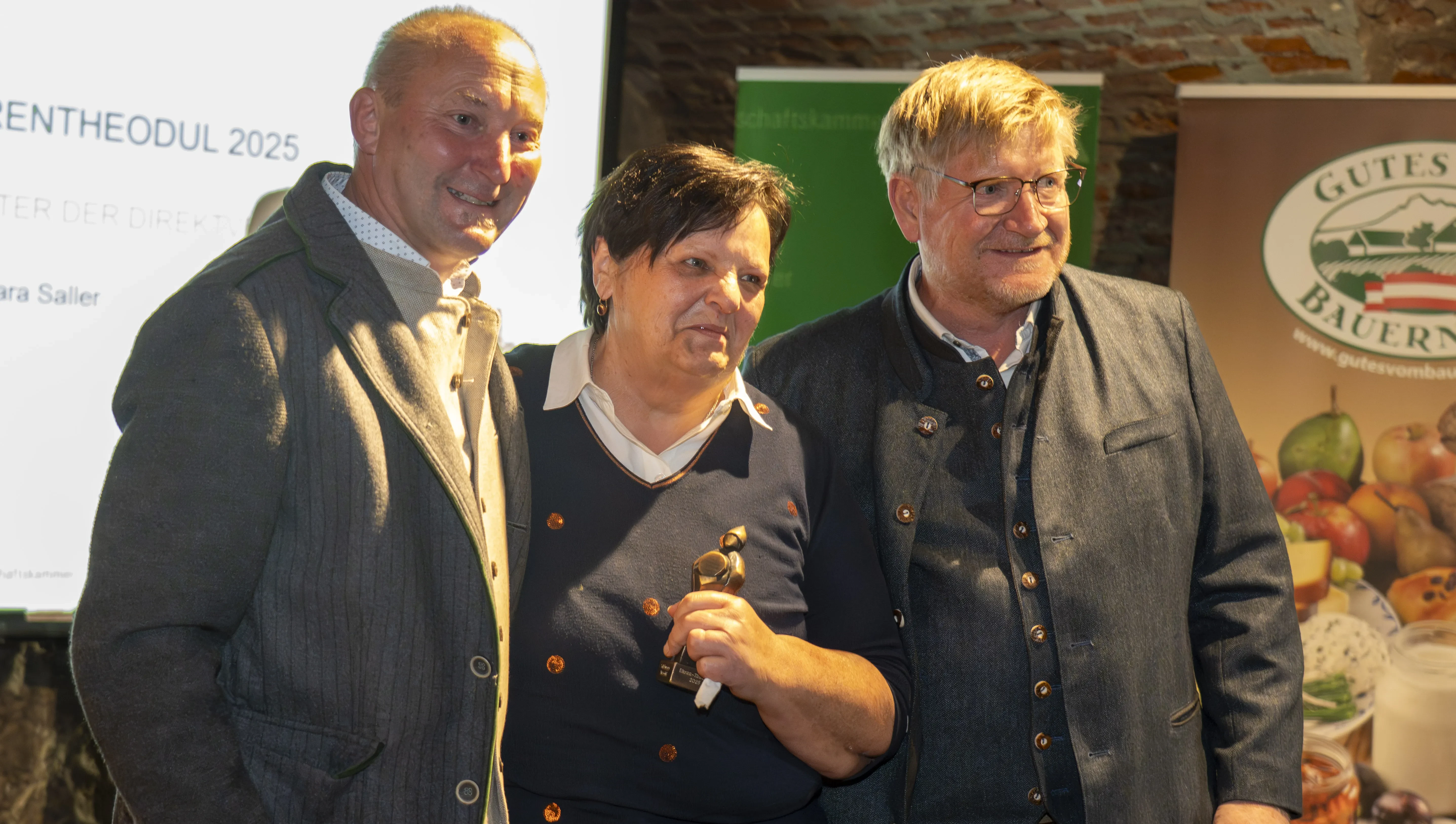 Ehren-Theodul für für Verdienste in der Direktvermarktung. (v. l.) Obmann Willi Huttegger, Barbara Saller, GF Günther Kronberger.