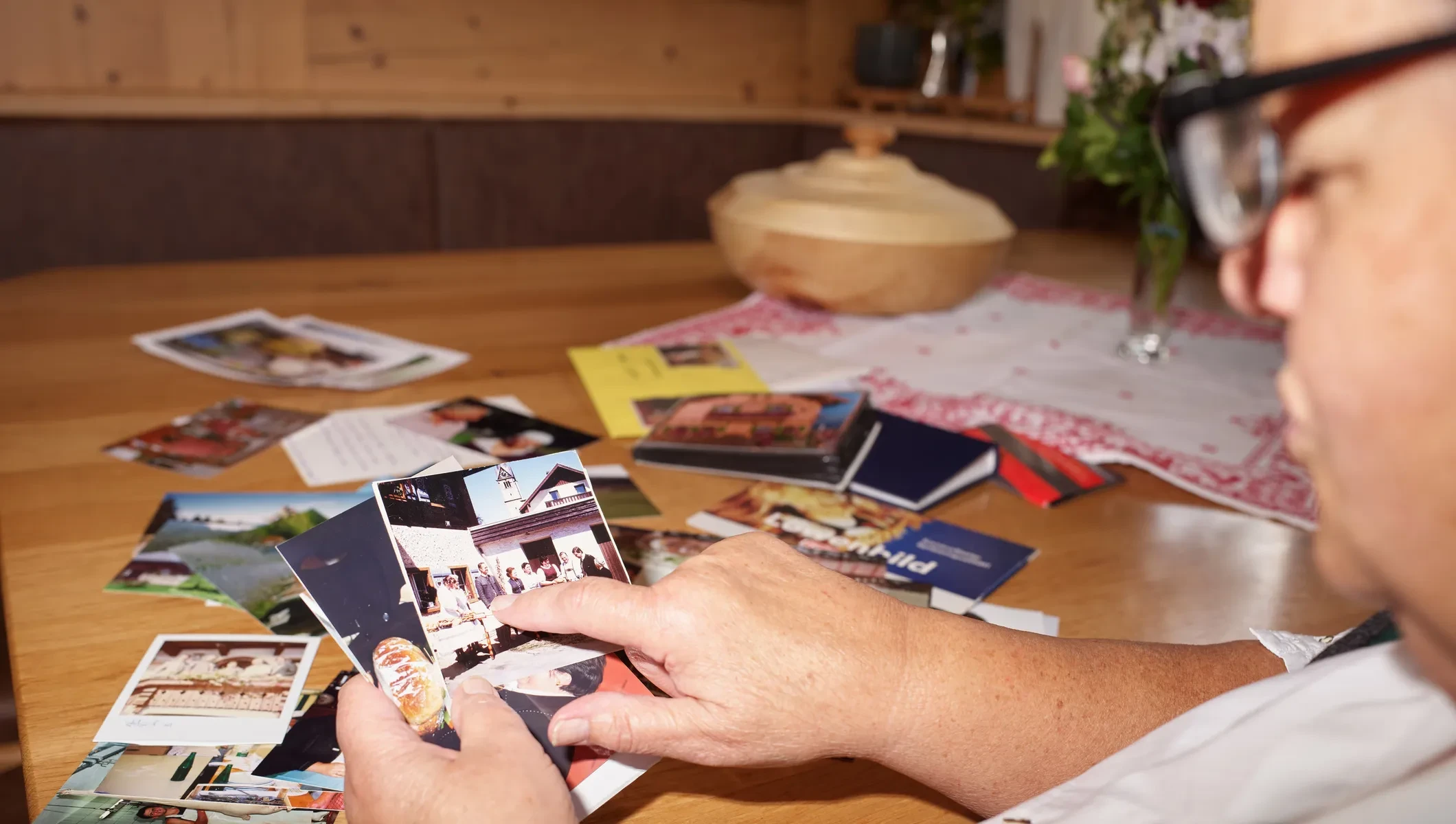 Barbara Saller mit Fotos von den Anfängen der Dirketvermarktung