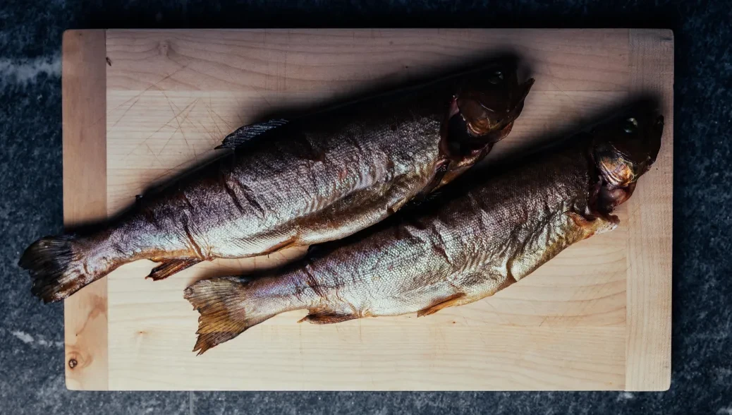 Fische am Brett bereit für Grillgenuss im Sommer