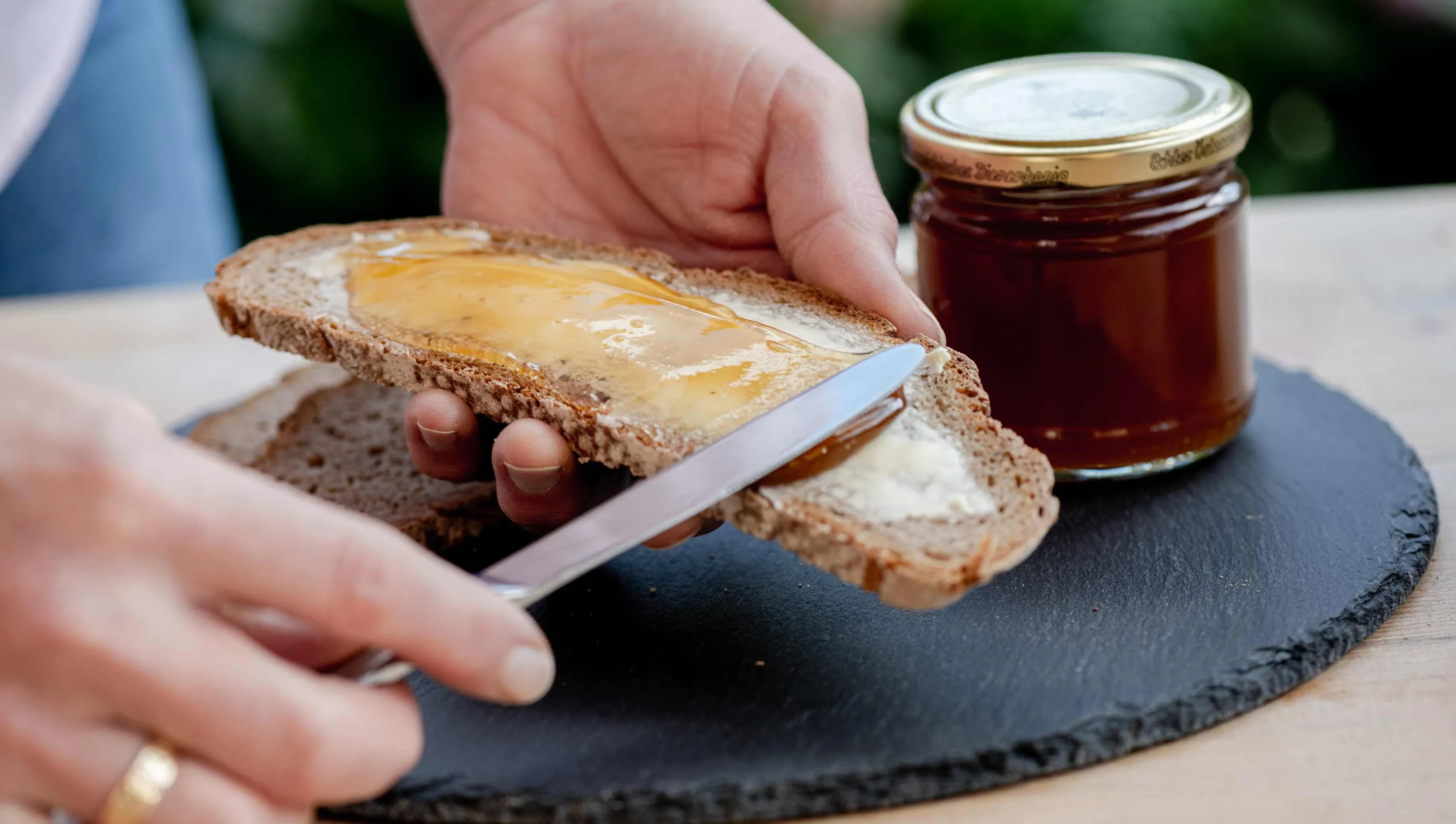 Honig auf das Buttebrot schmieren - Salzburger Honig