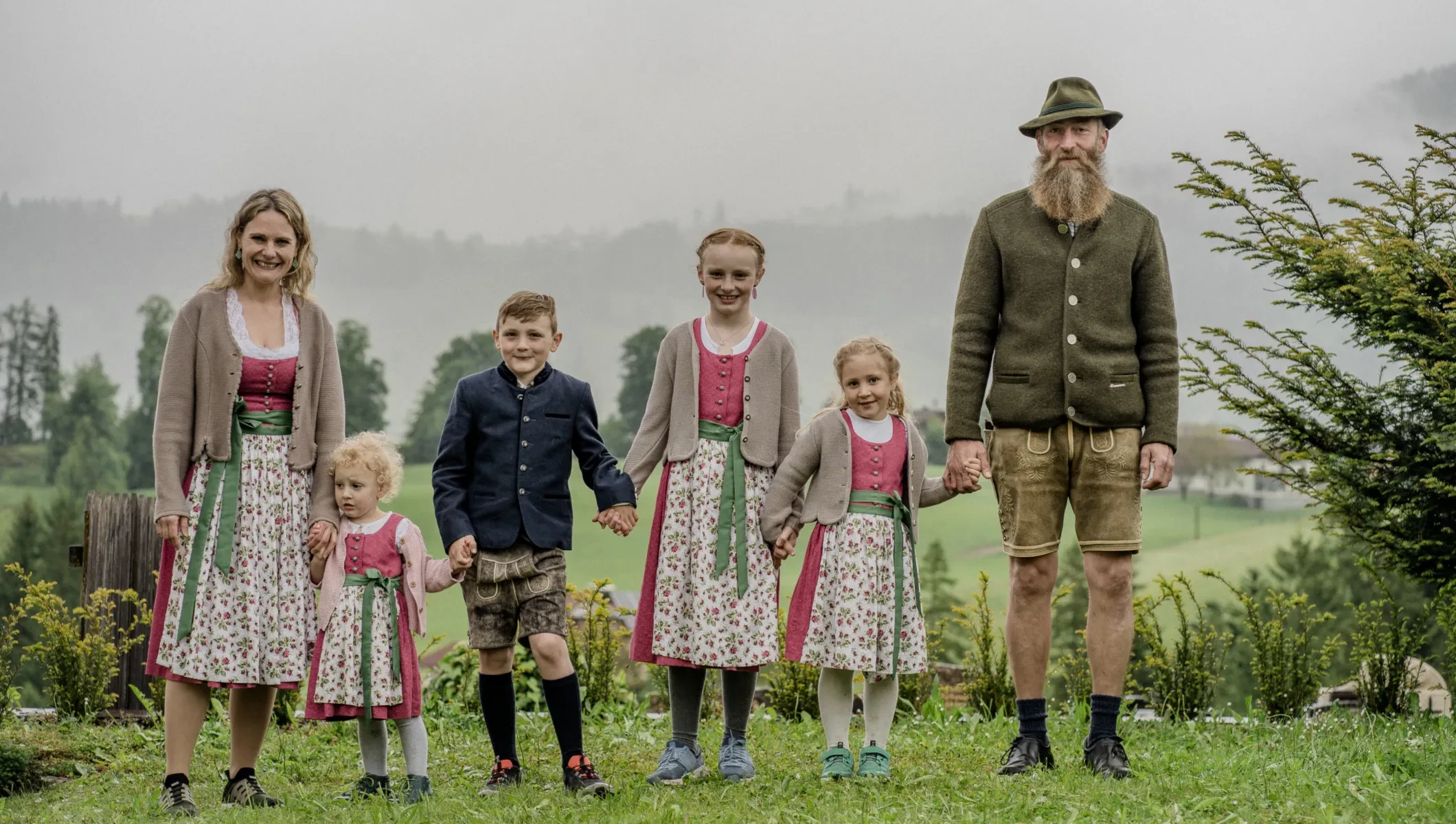 Augustin und Juliane Rettenbacher mit ihren vier Kindern
