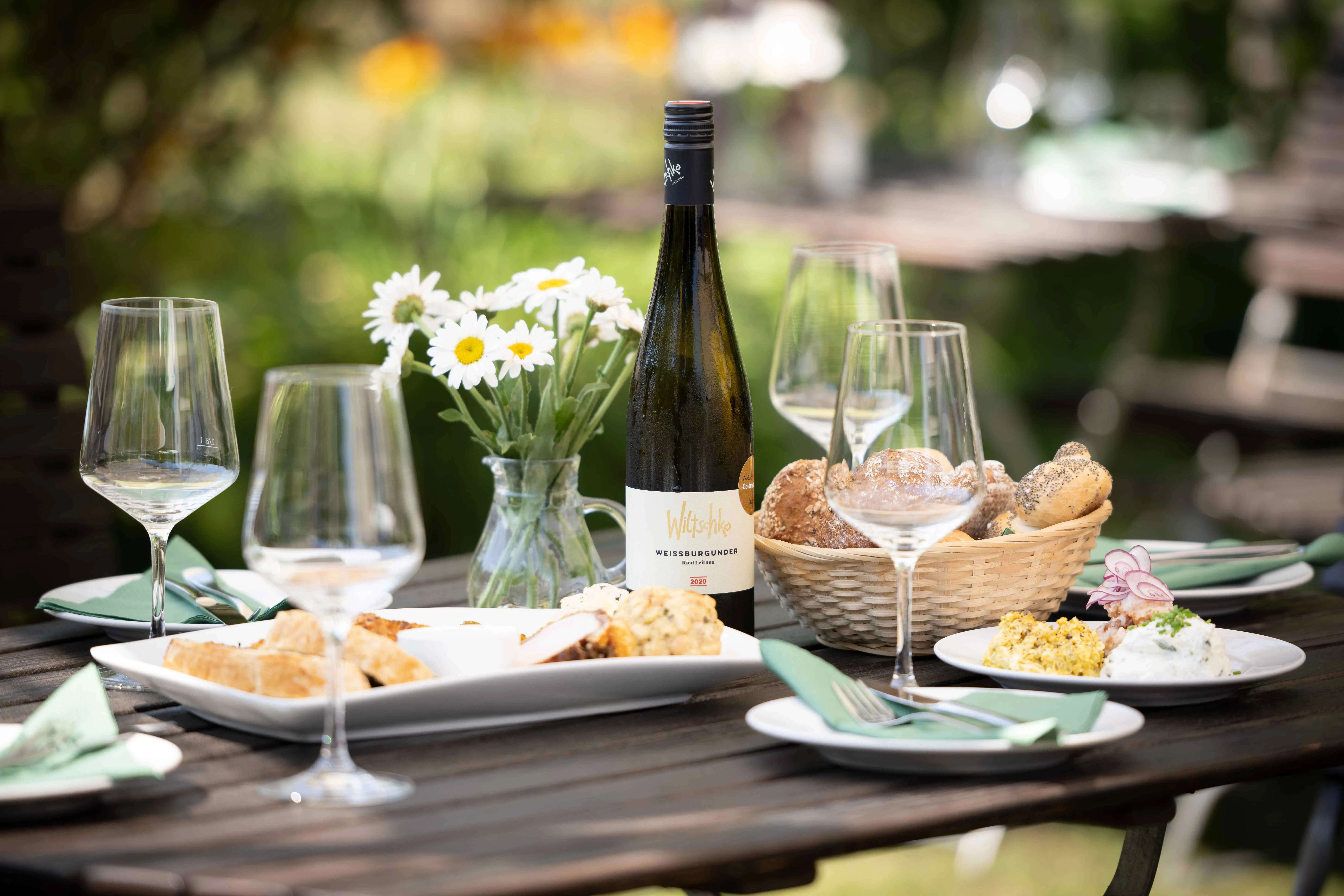 Gedeckter Tisch Szene Weingläser im Garten Brot Gebäck