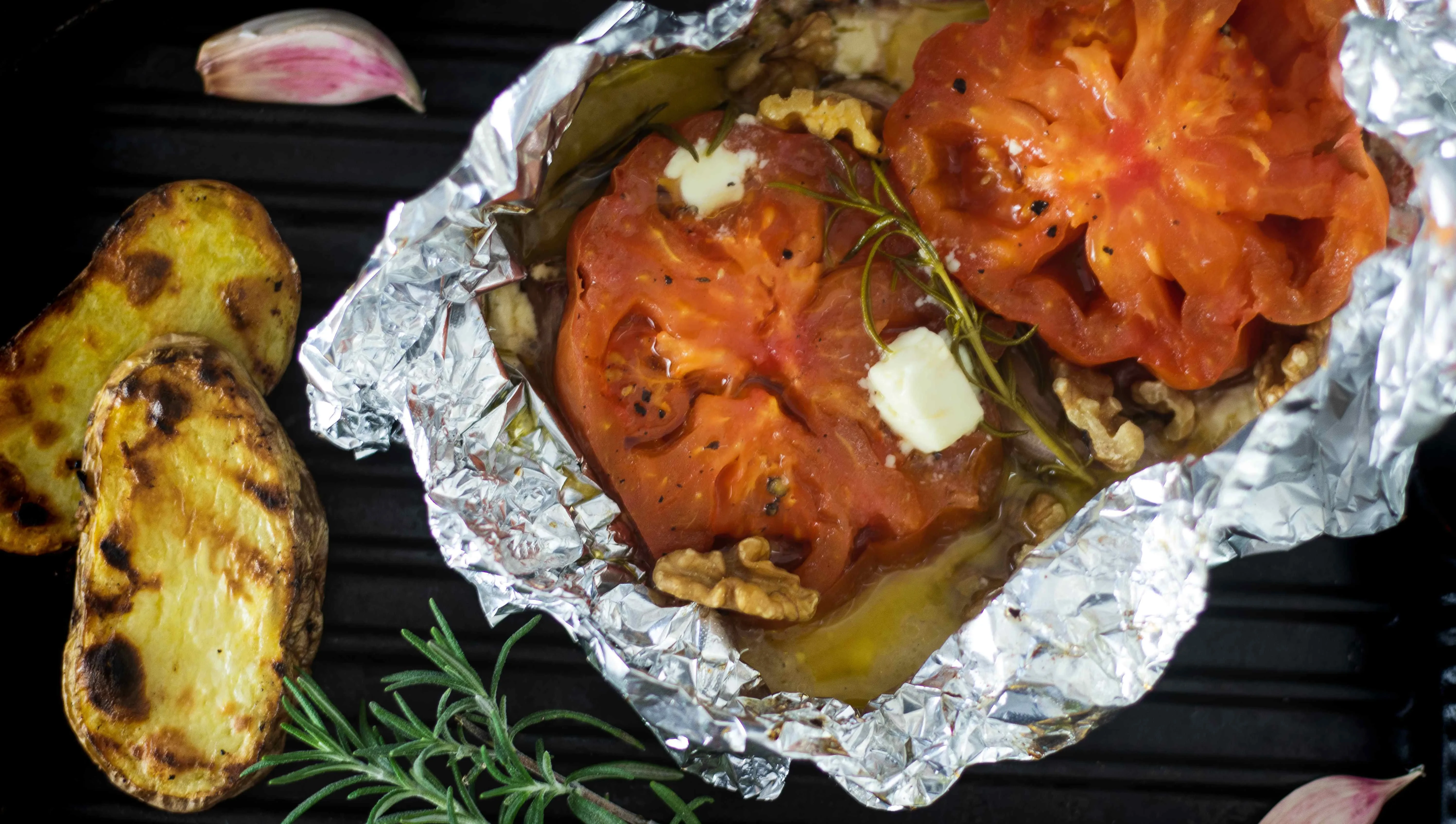vegetarisch gegrillte tomate