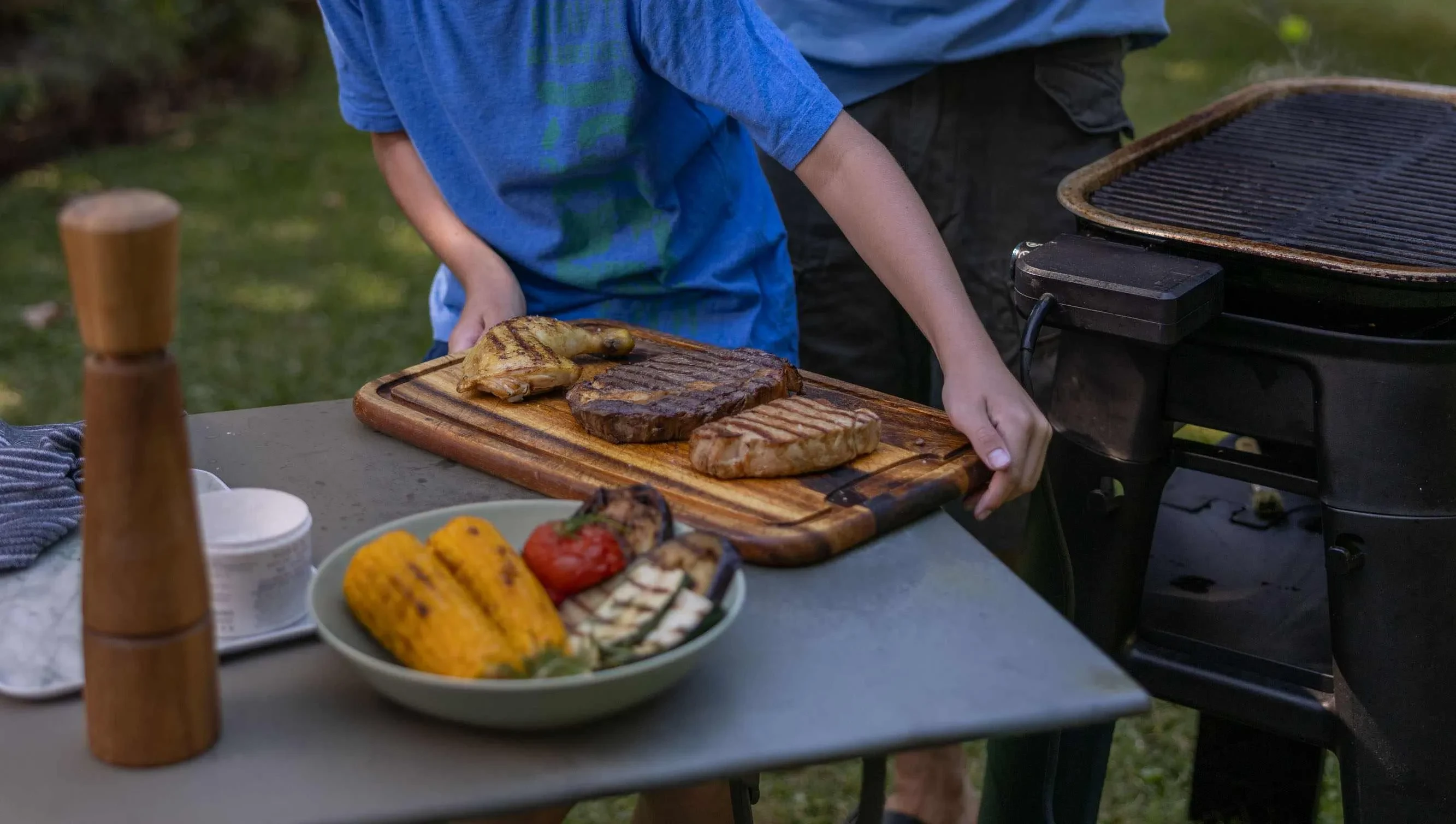 Vater Sohn Grillszene