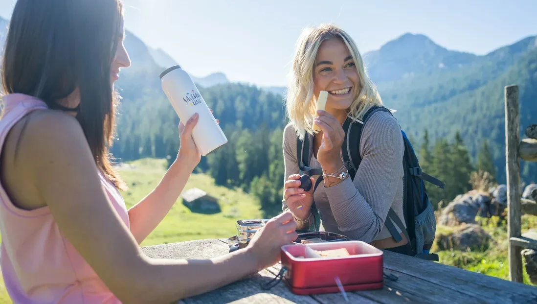 Jausenbox Bergwander Jause zwei Mädels am Tisch