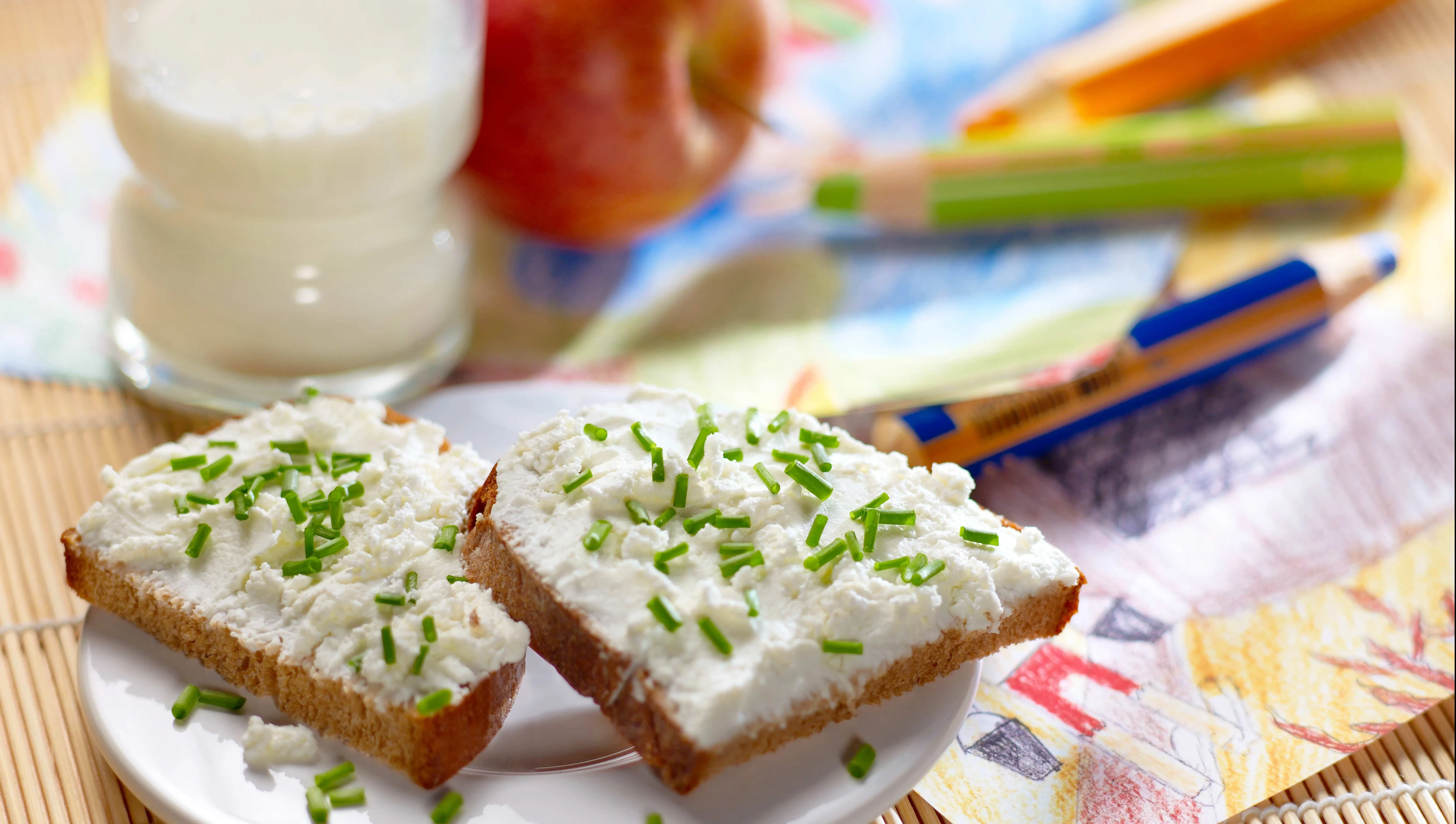 Milchglas Apfel Brot Stifte Schuljause gesund und reginal