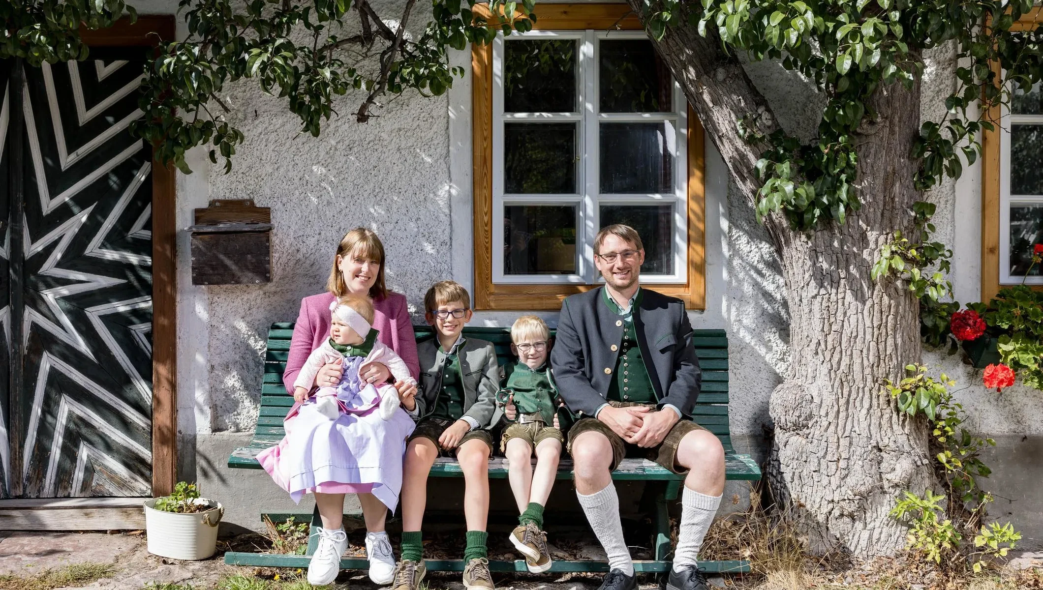 Krapfbauer Hintersee_ Oberascher_Familie auf der Hausbank