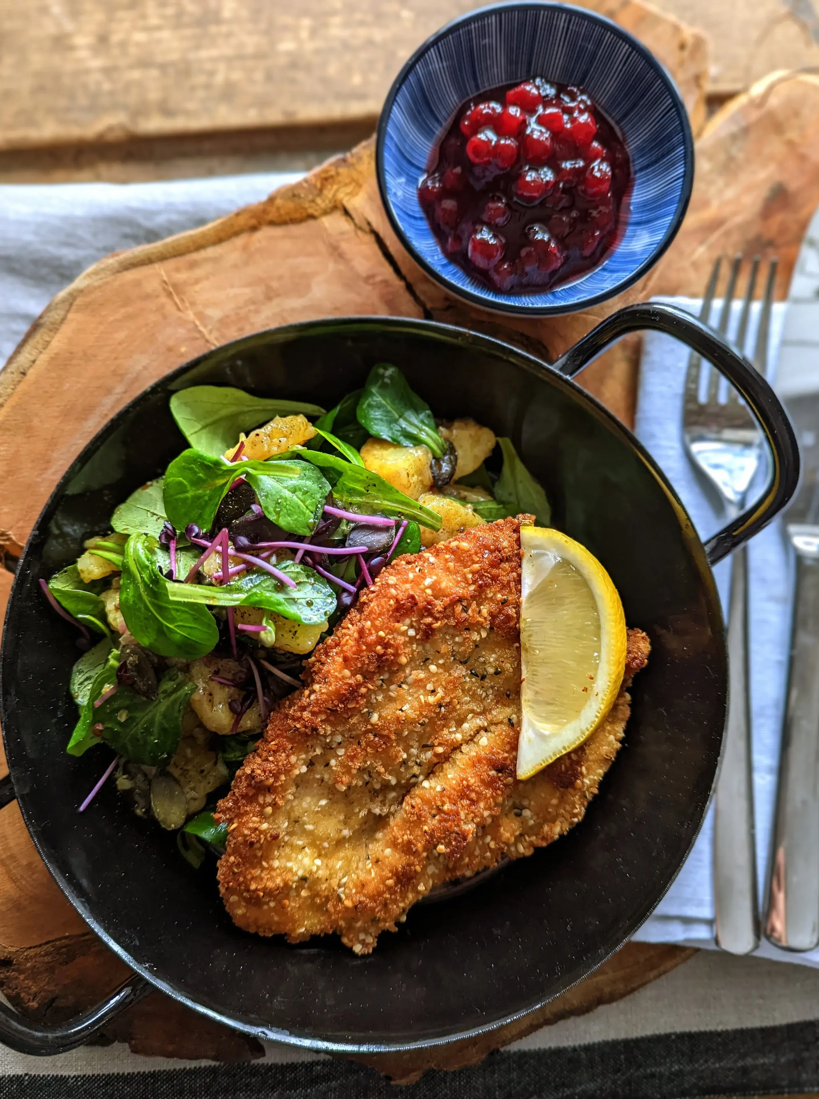 Hühnerschnitzel-mit-Hanfpanade-und-Erdäpfel-Vogerlsalat