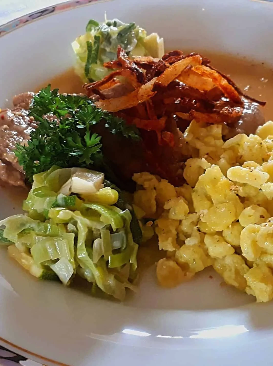 Wiener Zwiebelrostbraten mit Nockerl und Lauchgemüse_BQ