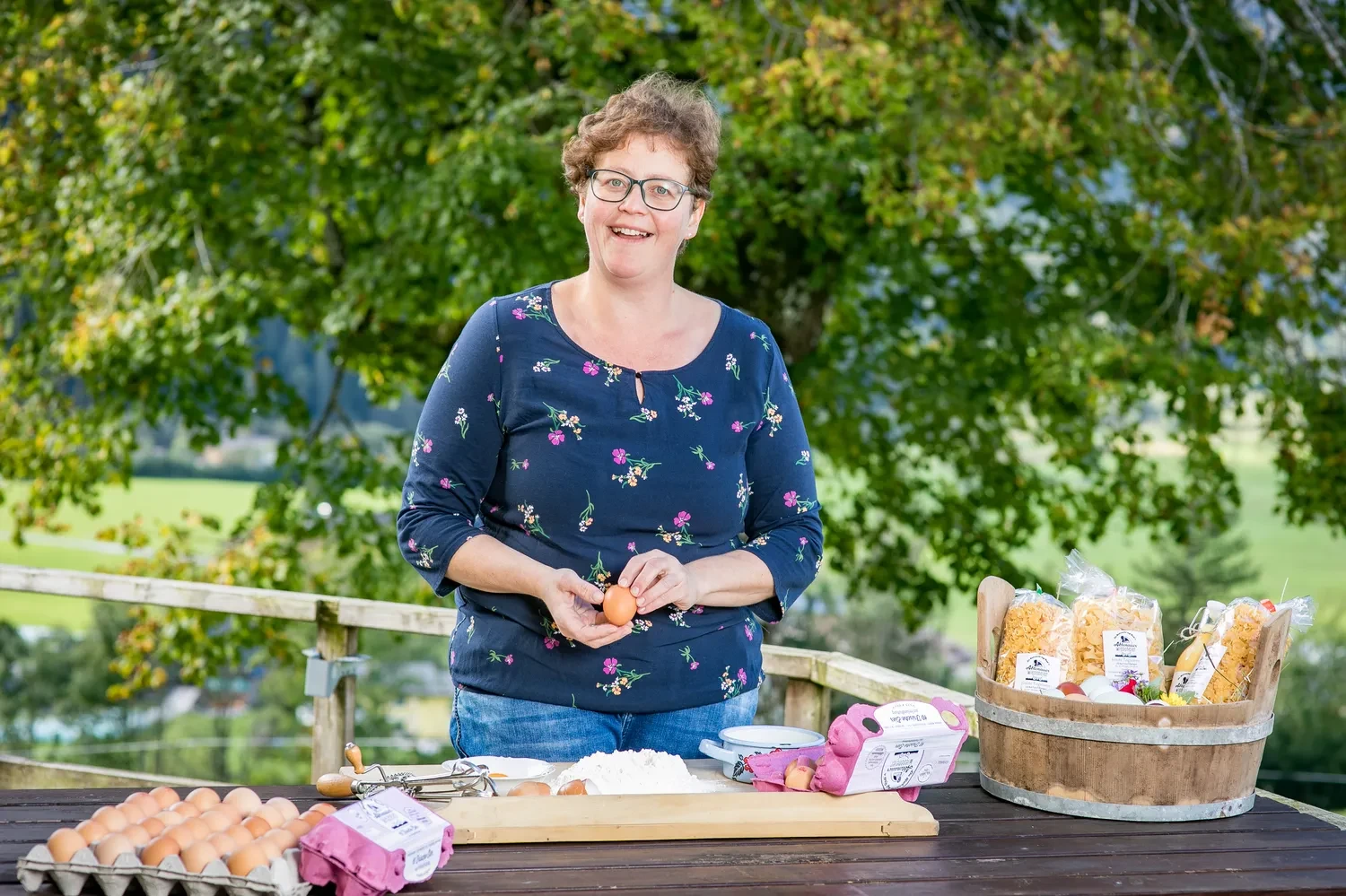 Ulrike Fuschlberger von Abtenauer Wieseei mit ihren Produkten