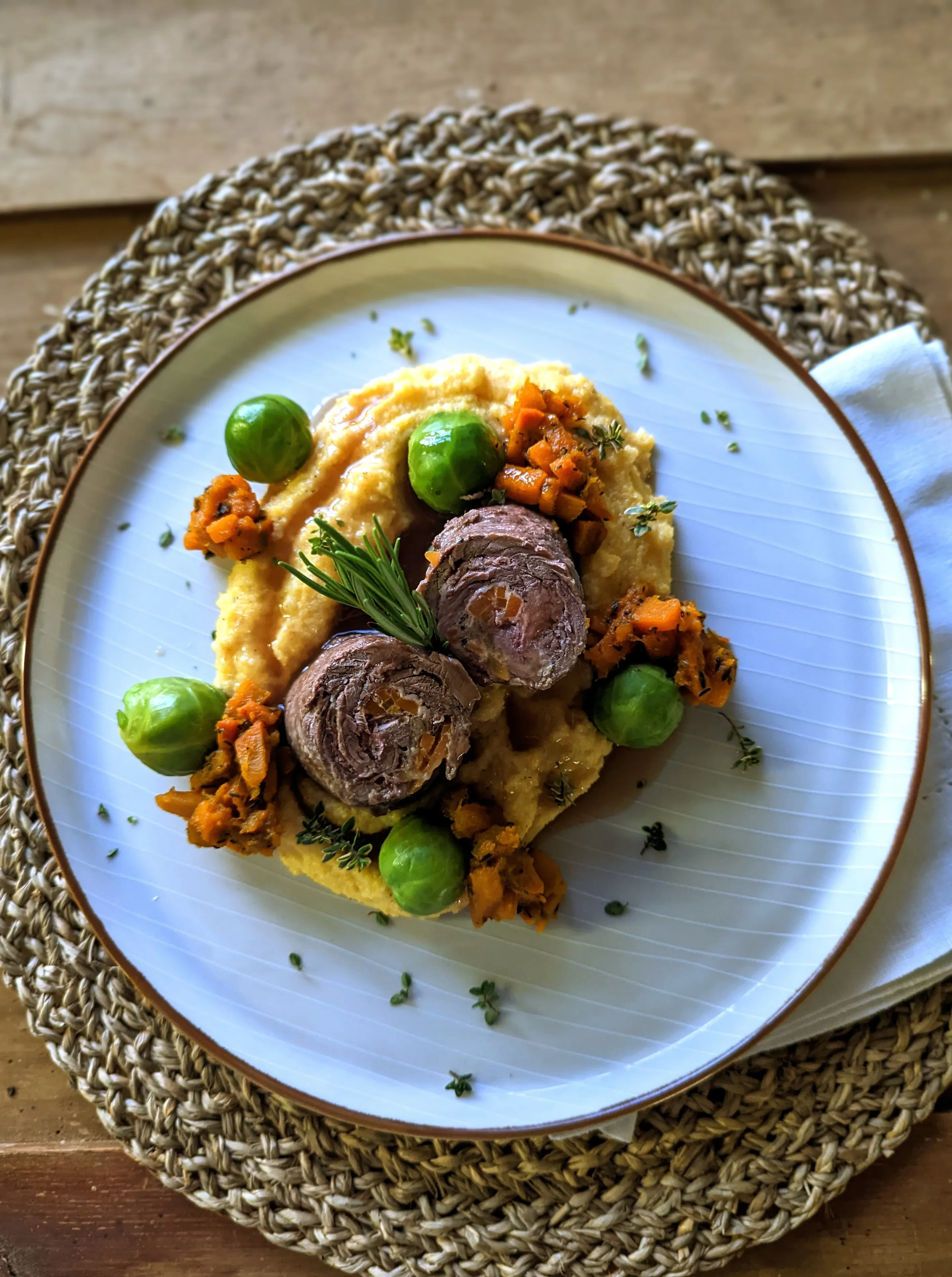 Rindsrouladen cremige Polenta Kürbis-Kohlsprossengemüse