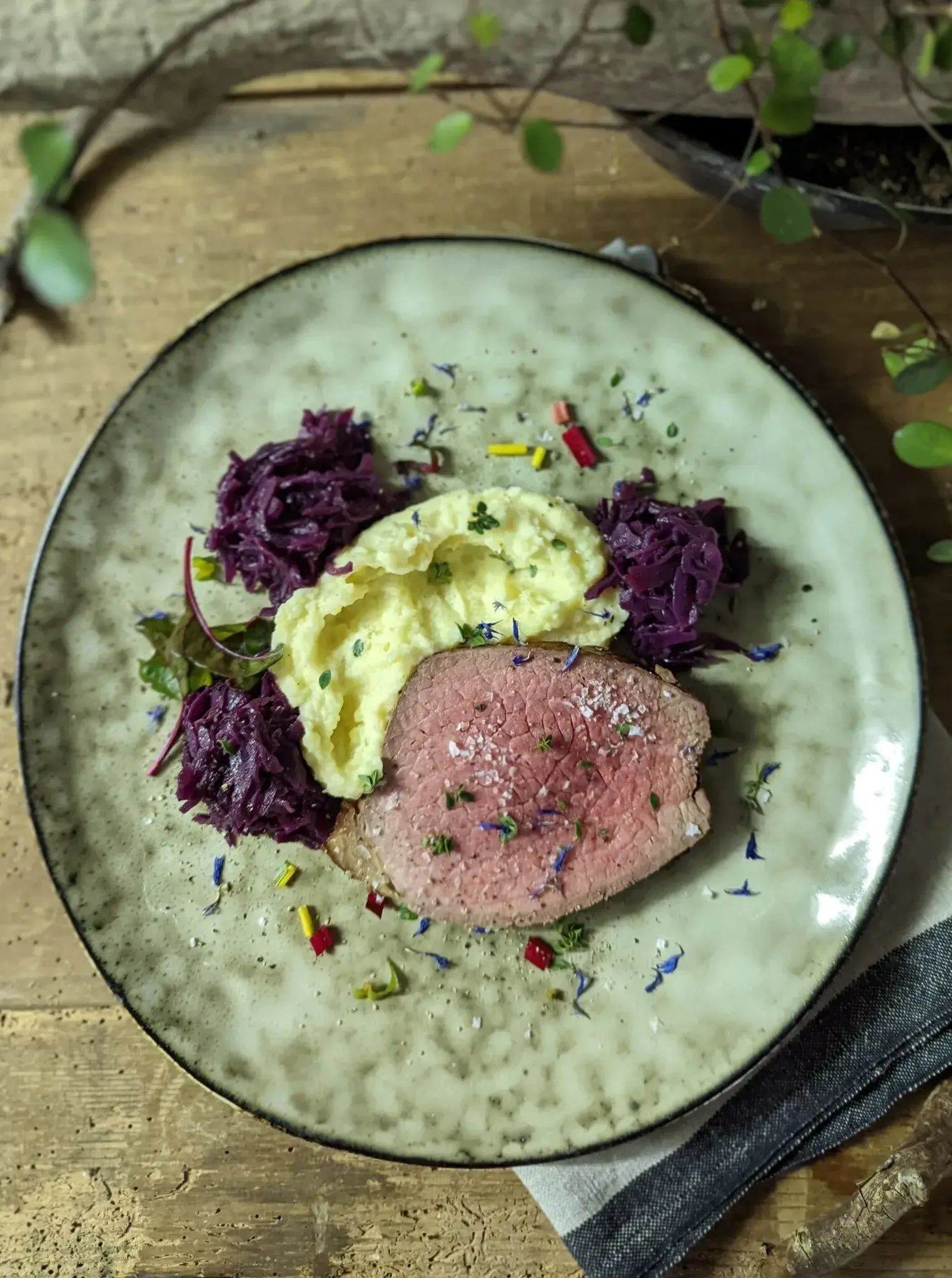 Roastbeef-mit-Selleriepueree-und-Blaukraut