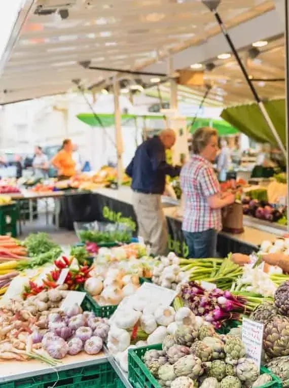 Die Salzburger Schranne bietet viele GemĂŒsestĂ€nde.