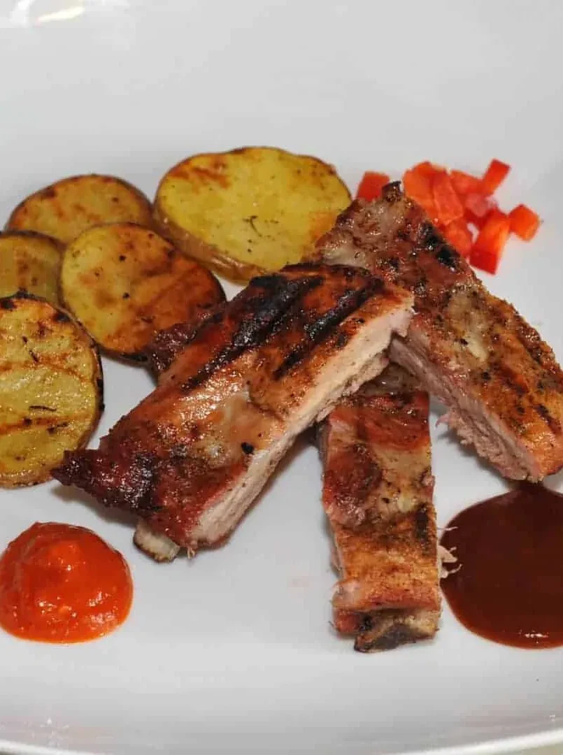 Spare-Ribs-mit-Erdäpfeln-und-Barbecue-Sauce