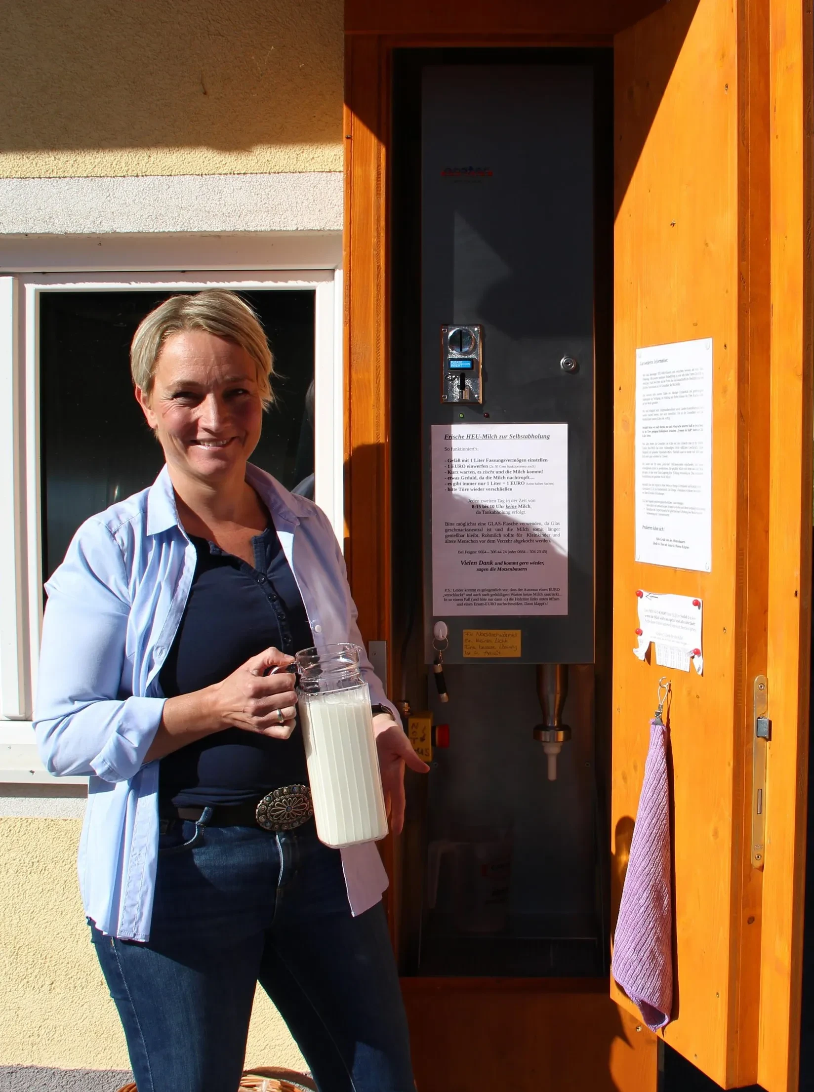 Motzenhof Sibylle Krispler beim Nachfüllen vom Milchautomat