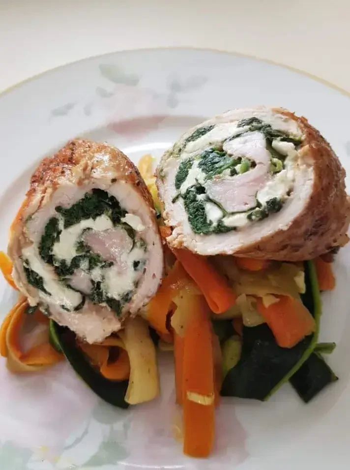 Putenroulade gefüllt mit Spinat-Schafkäse und Gemüsenudeln - Salzburg ...