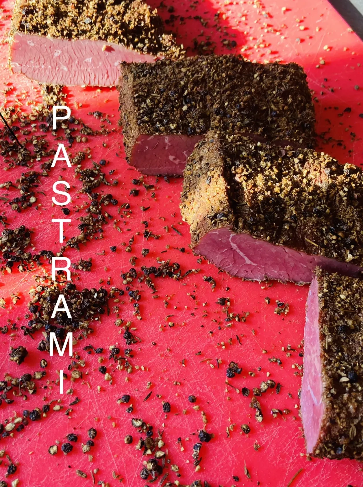 Pastrami ist Geräuchertes, gepökeltes und gewürztes, meist „rotes“ Fleisch.