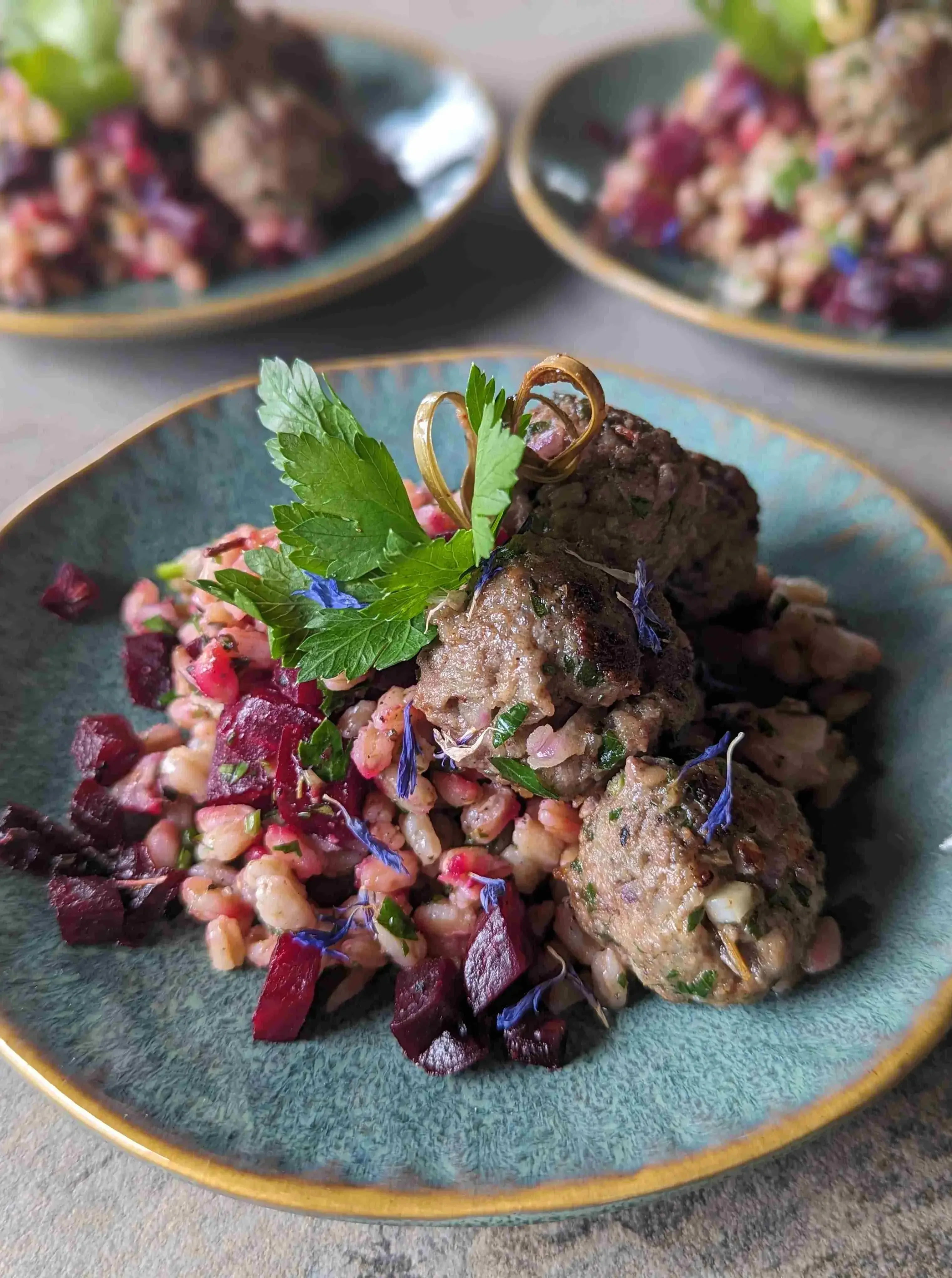 Lammspießchen auf Dinkelsalat