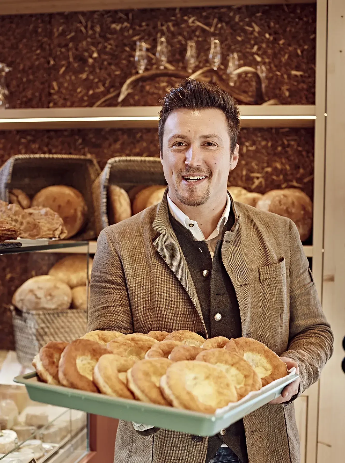 Abtenuer Bauernbogen GF Georg Buchegger kredenzt Bauernkrapfen. 