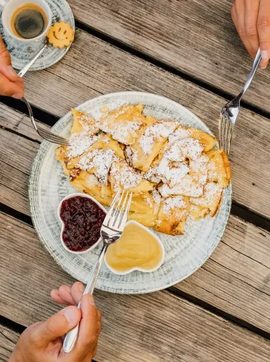 Flaumiger Kaiserschmarrn wie auf der Alm mit reginalen Zutaten aus dem SalzburgerLand