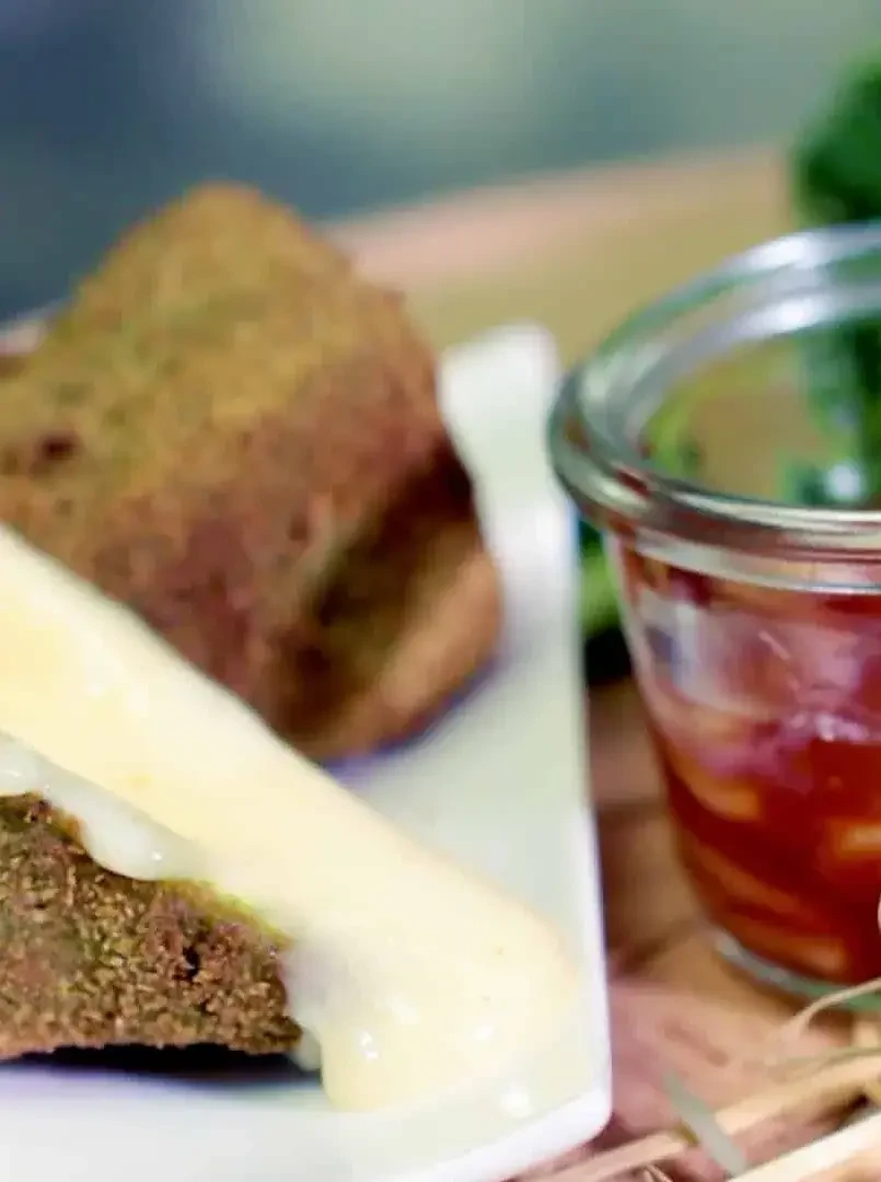 Mattigtaler-Camembert-in-der-Kräuterkruste-mit-Apfel-Paprika-Chutney