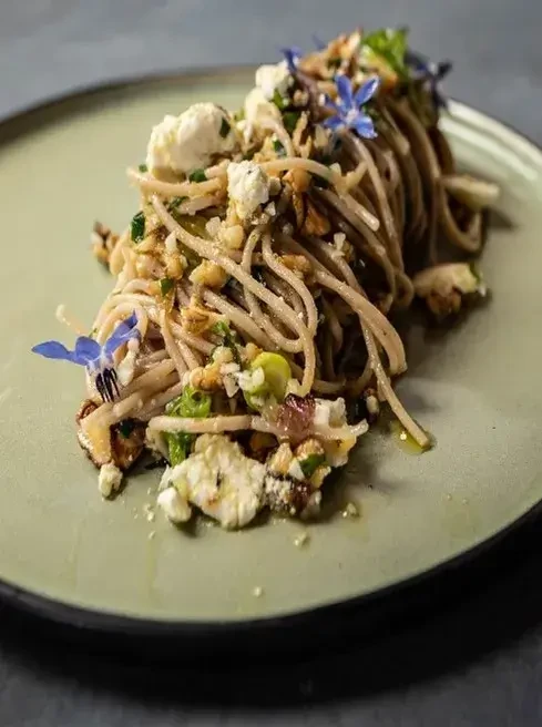Dinkelnudeln mit Walnuss, Ziegenkäse und Kräuter Rudi Pichler