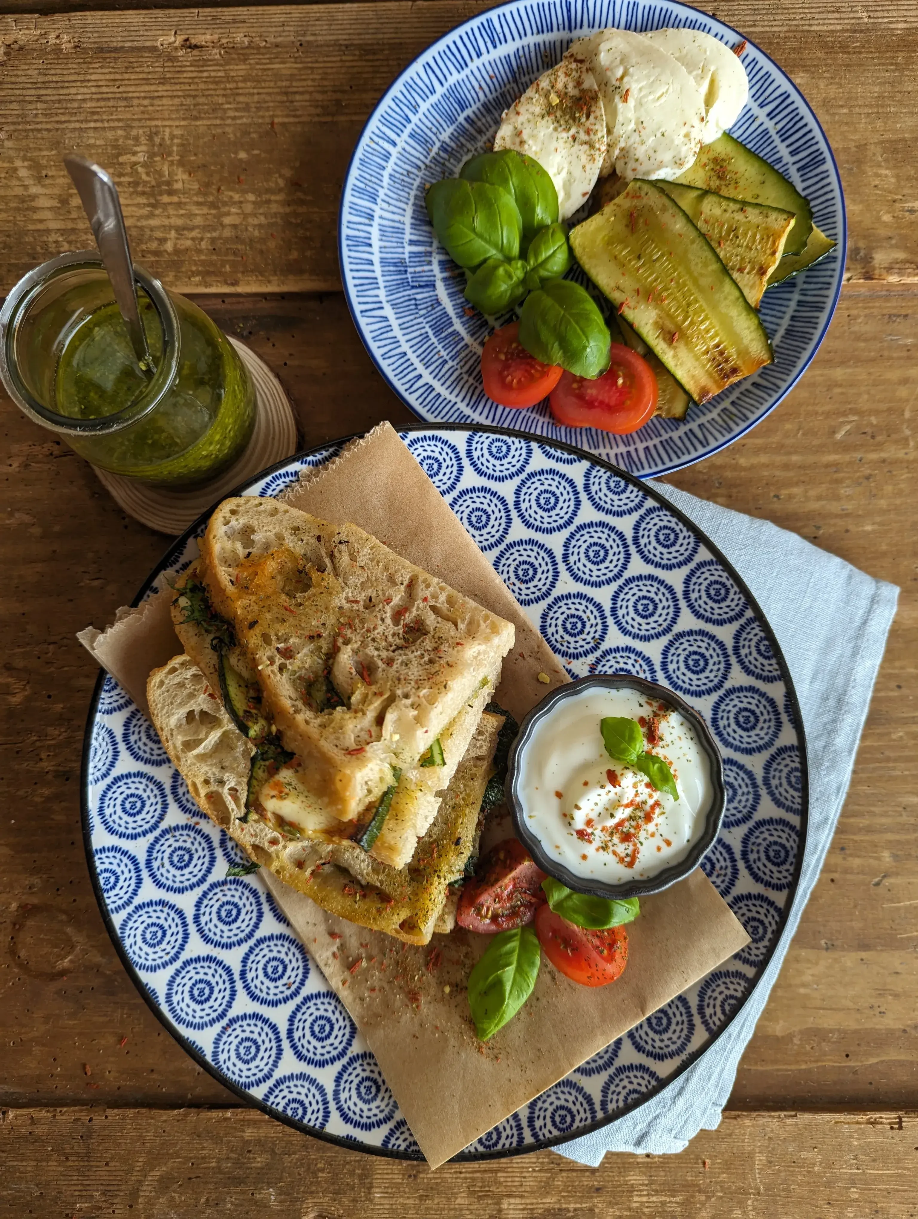 Sandwich mit Zucchini, Tomate, Mozzarella