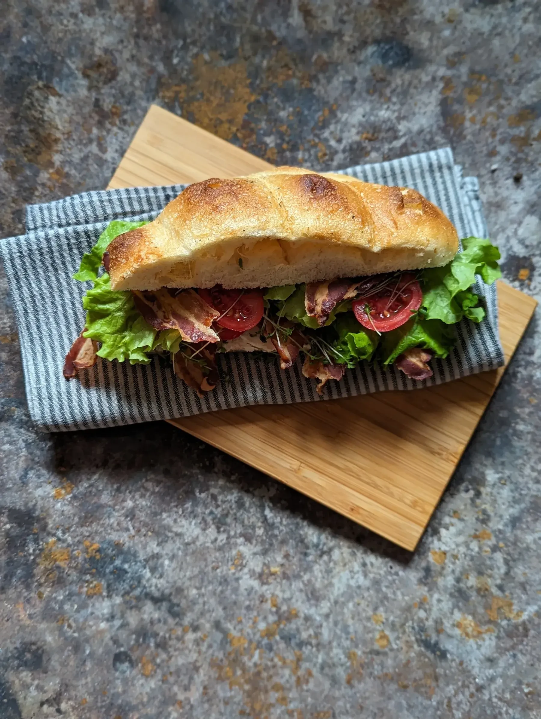 Sandwich mit gebratenem Speck, Tomate, Frischkäse, Salat