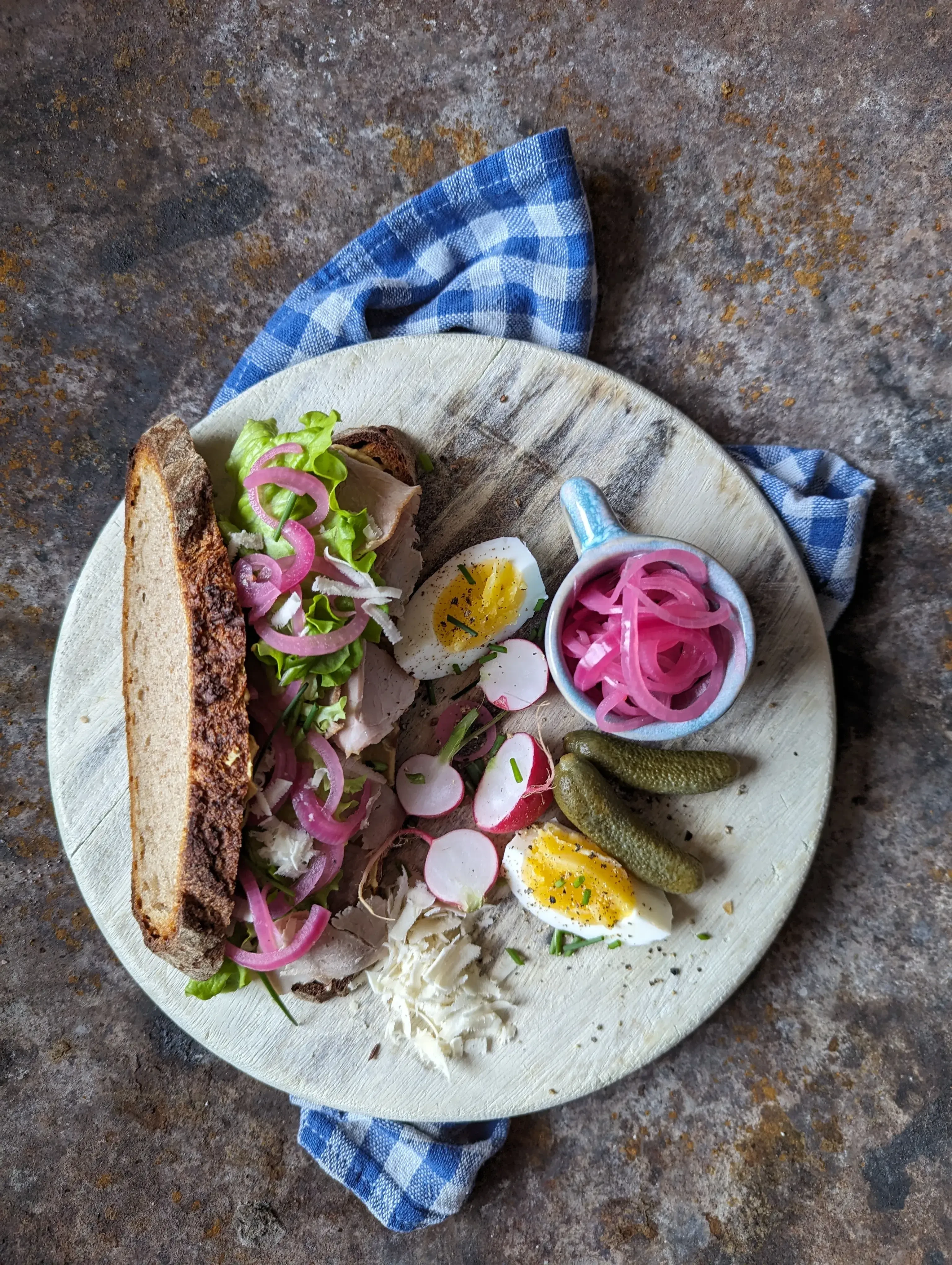 Schweinsbraten mit gepickelten Zwiebln, Senf, Gurkerl, Kren