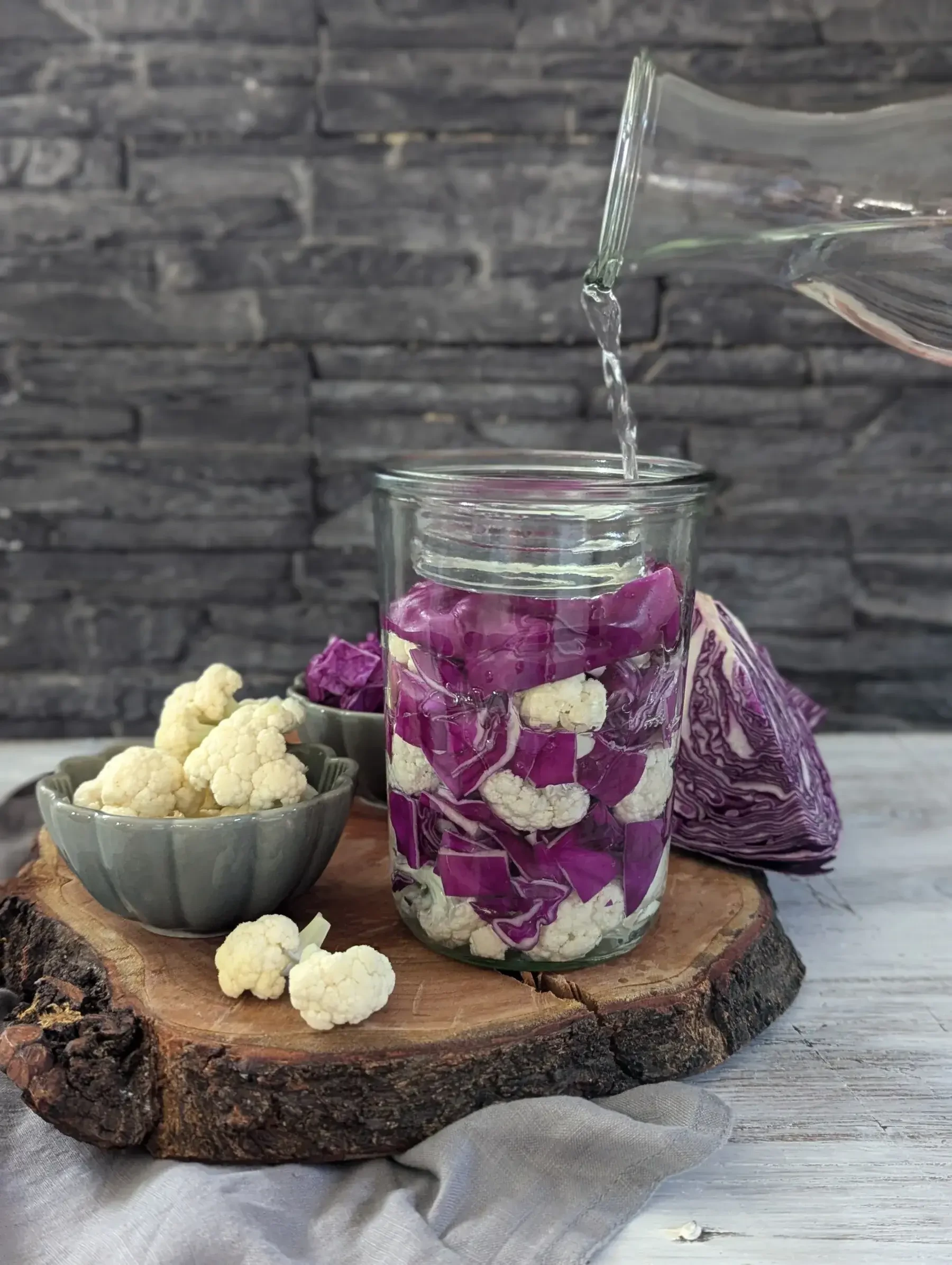 Blaukraut mit Karfiol im Glas, fermentieren
