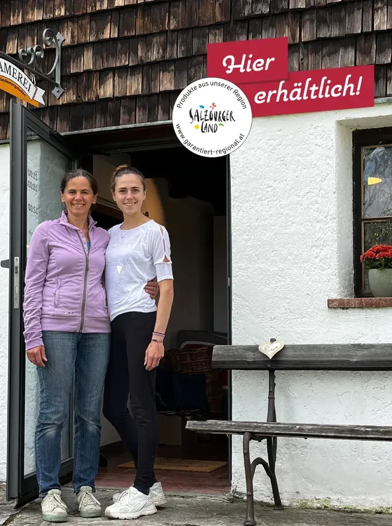 Regionalladen zwei Damen vor Eingangstür 
