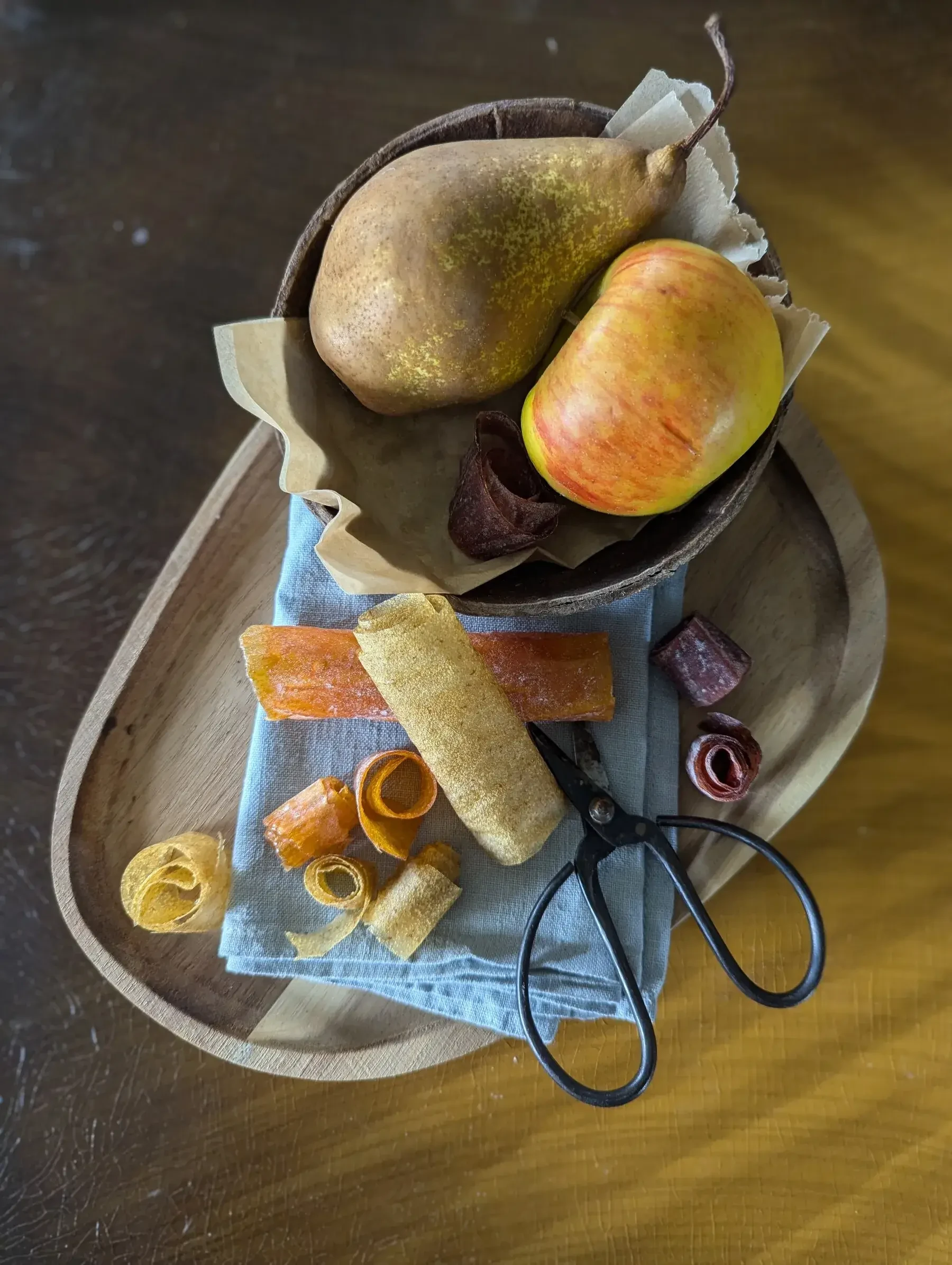 Birne, Apfel und getrocknetes Fruchtleder
