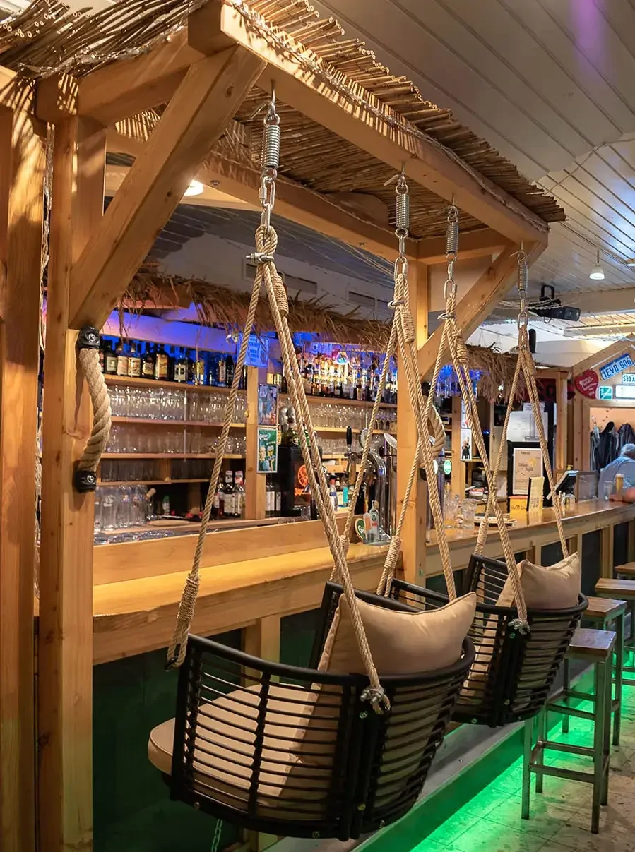 frois-pub_Innenansicht Bar mit Hängesesseln