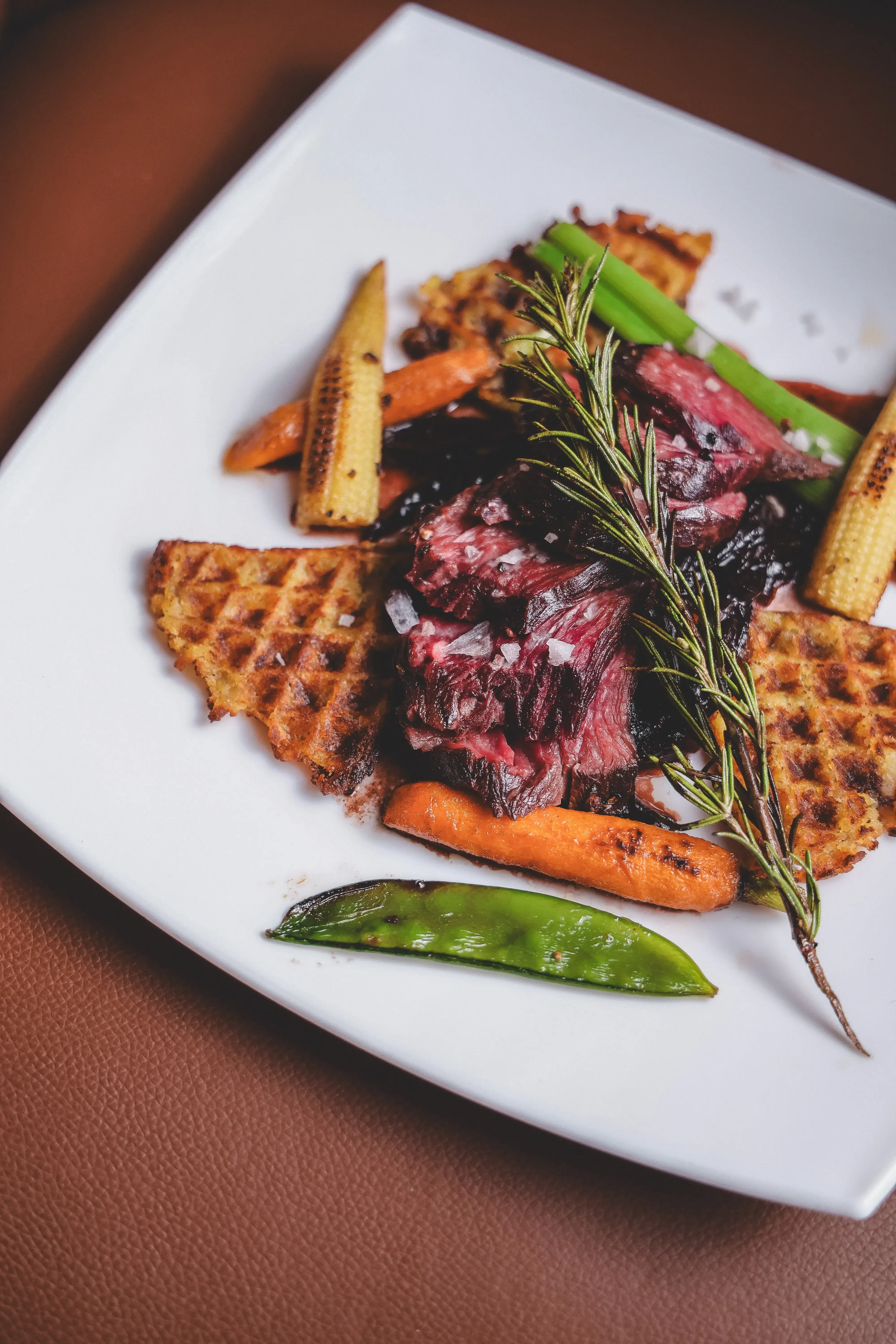 Steak mit Herzkartoffeln und Gemüse