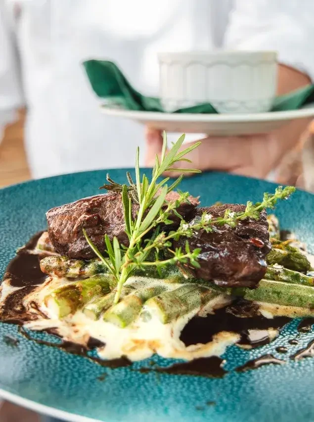 Maibock, Rehrücken mit Spargel auf Teller serviert