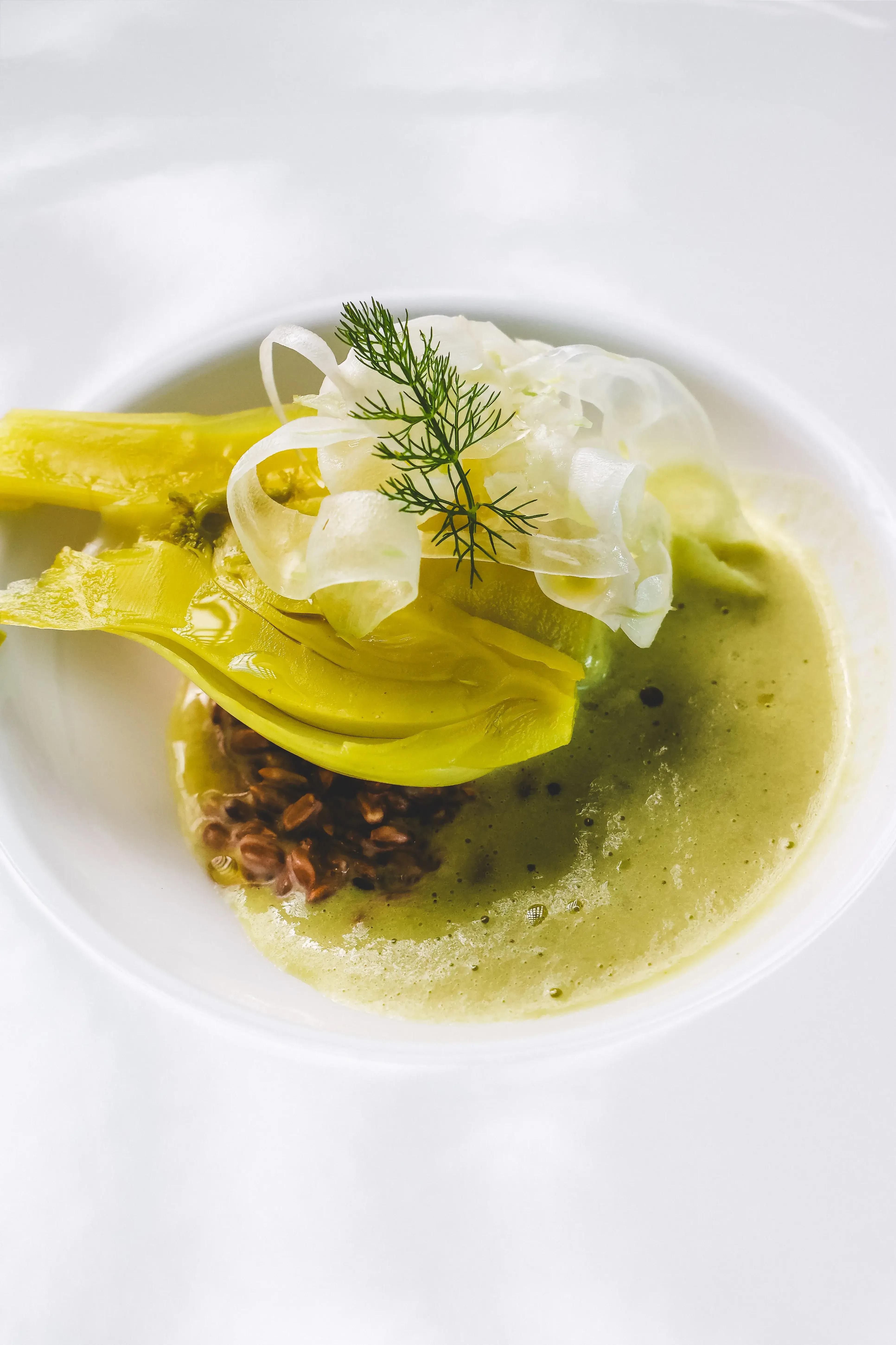 Fenchel mit Roggen auf Teller angerichtet