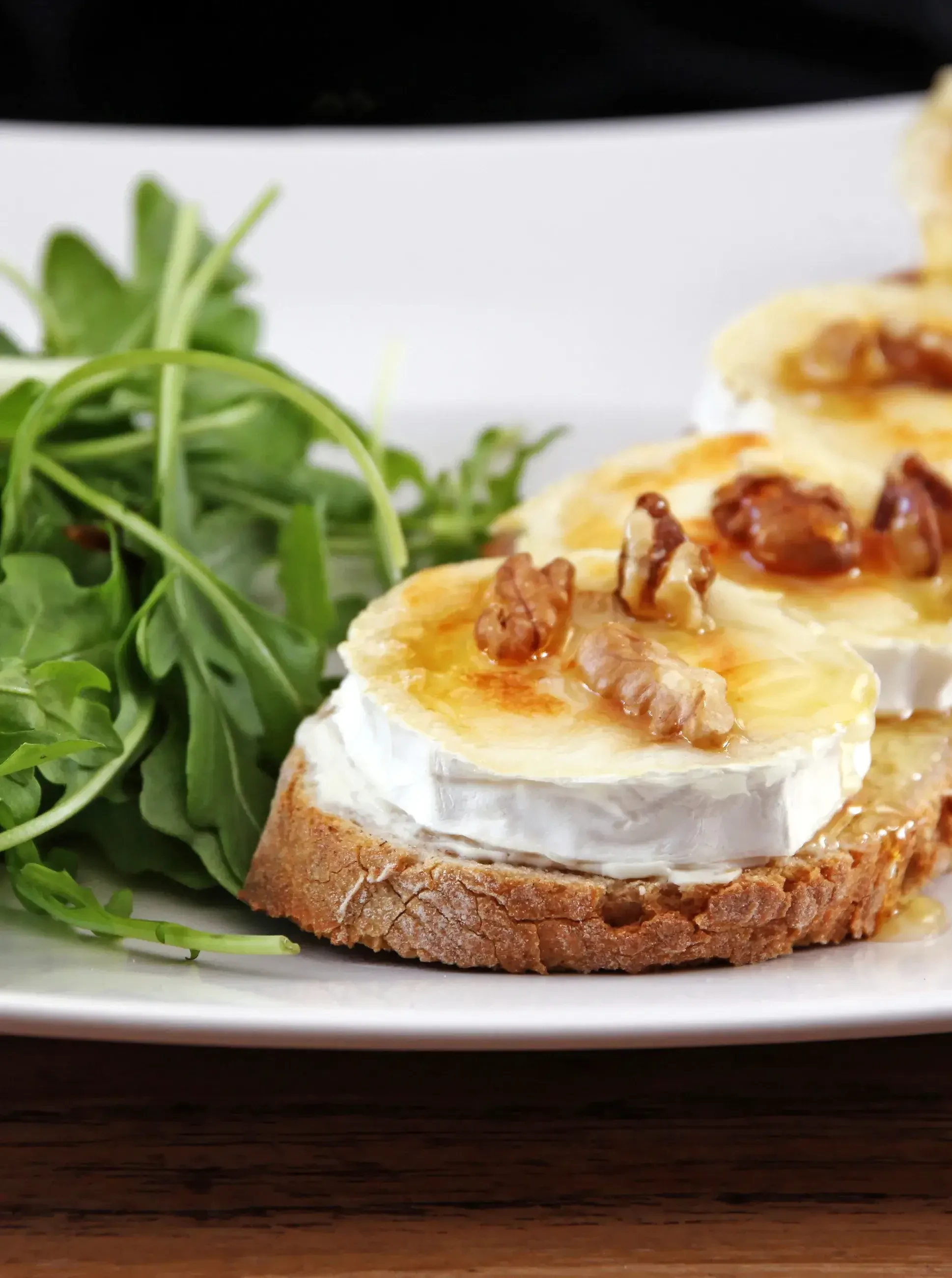 Brot mit Camembert, Honig und Nuss