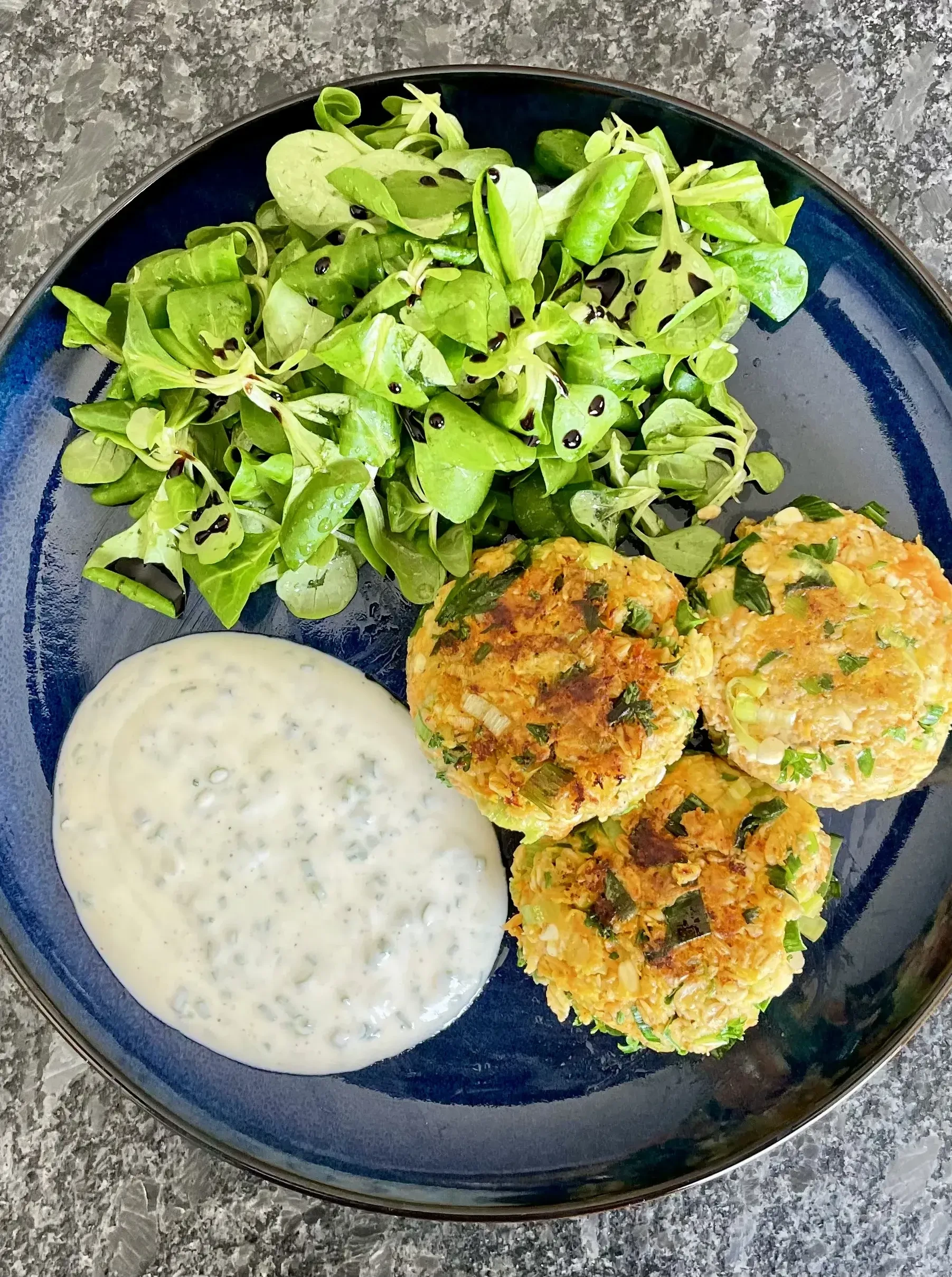 Haferlaibchen mit Joghurt-Dip und Salat