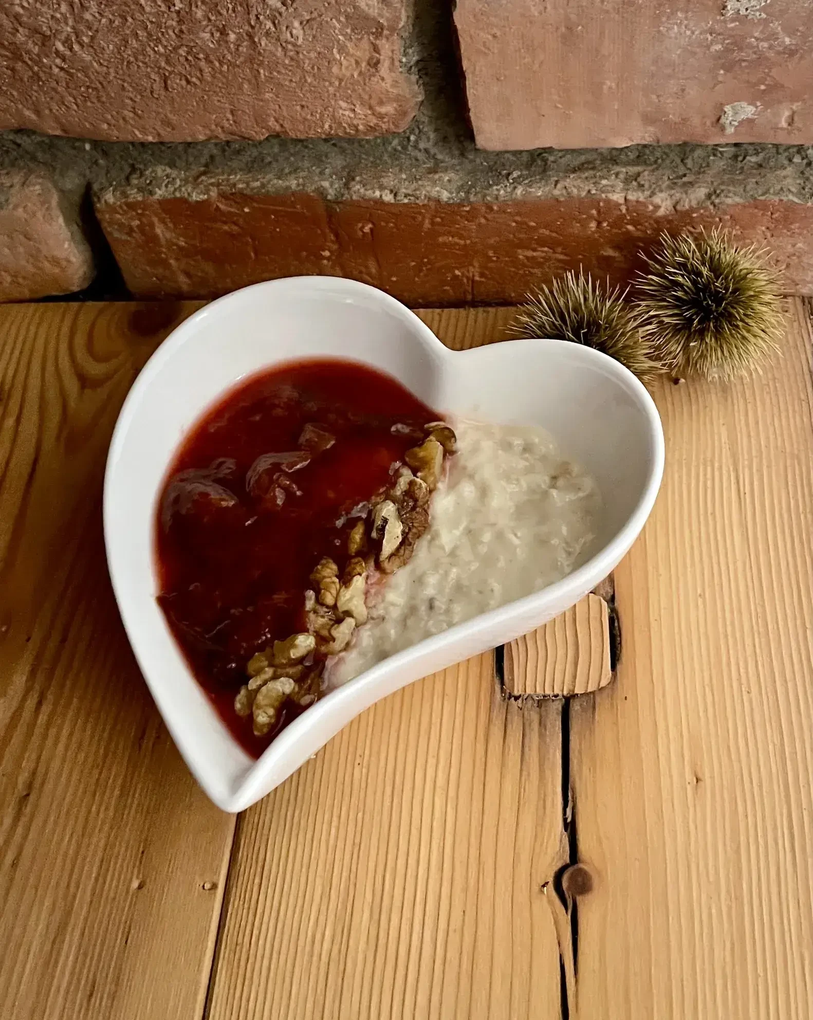 Pudding Haferflocken mit Zwetschken in Herzschüssel