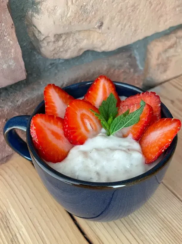 Pudding mit Haferflocken und Erdbeeren