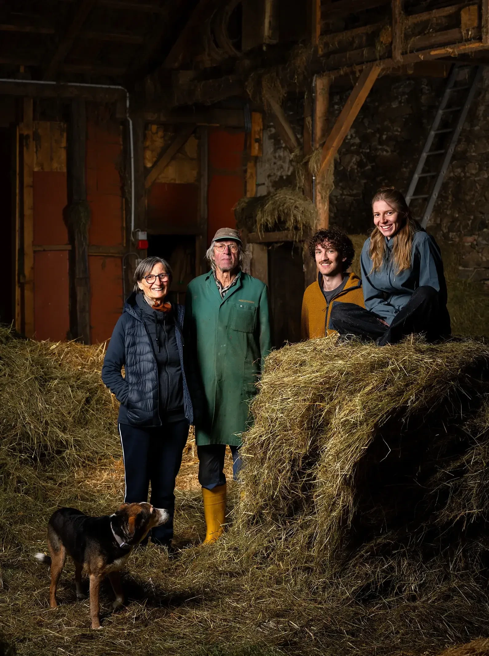 Familie Naynar im Heu mit Hund